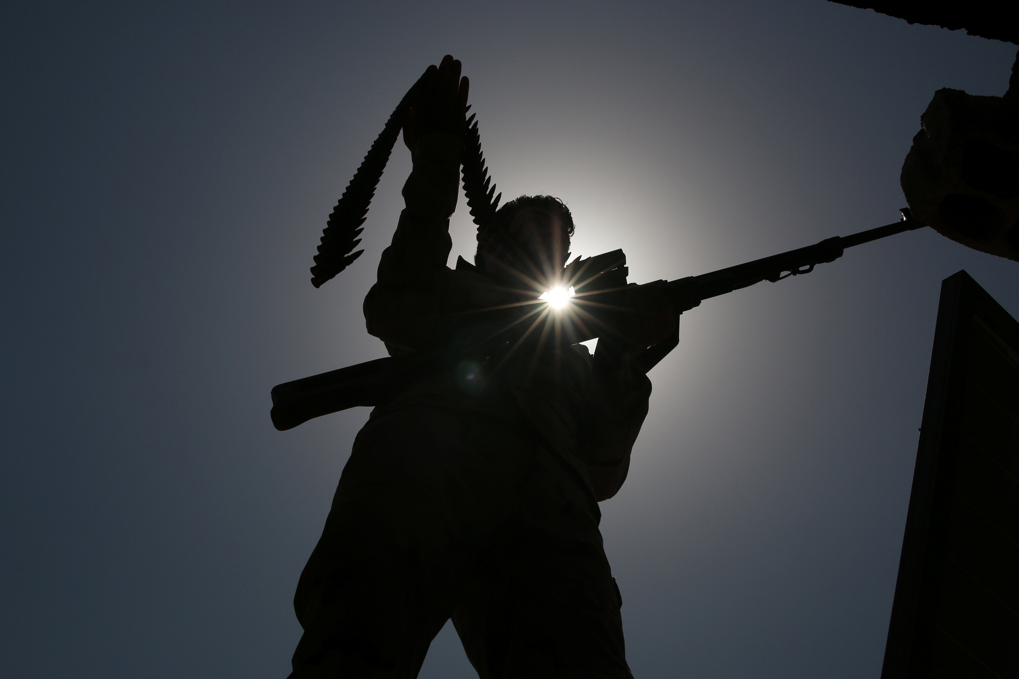 Солдат с оружием в руках. Фото: &copy; REUTERS/Alaa Al-Faqir