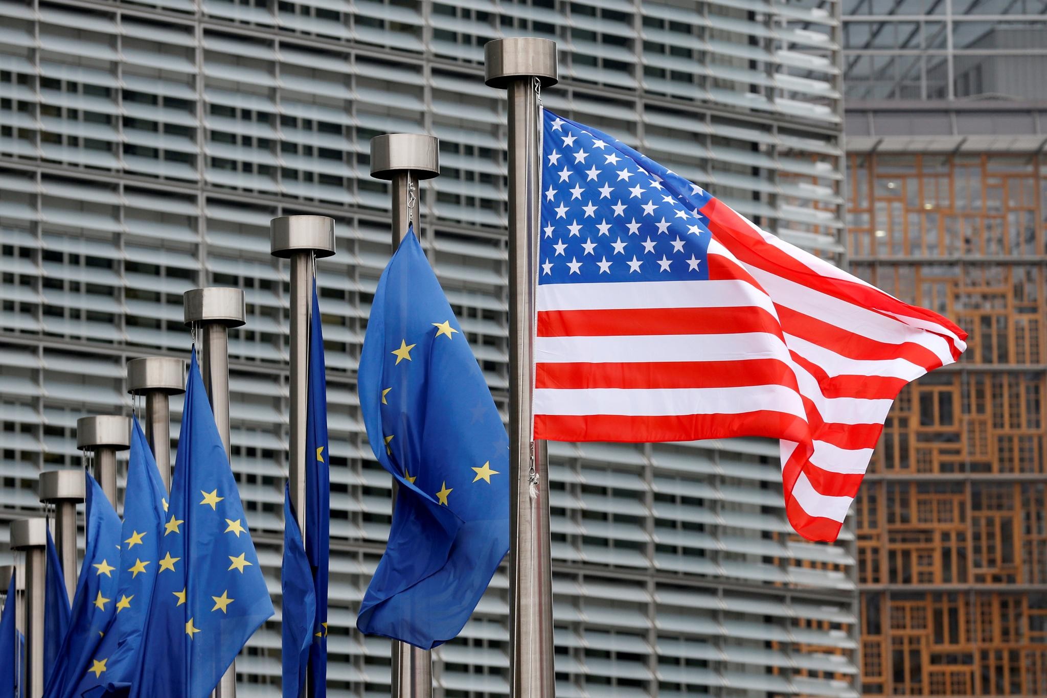 Флаги Евросоюза и США. Фото: &copy; REUTERS/Francois Lenoir