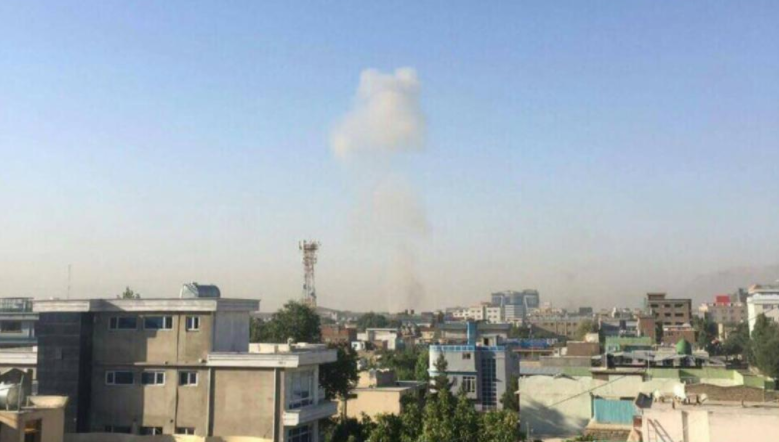 Облако дыма после взрыва в Кабуле. Фото: Twitter.com/Badloon&nbsp;