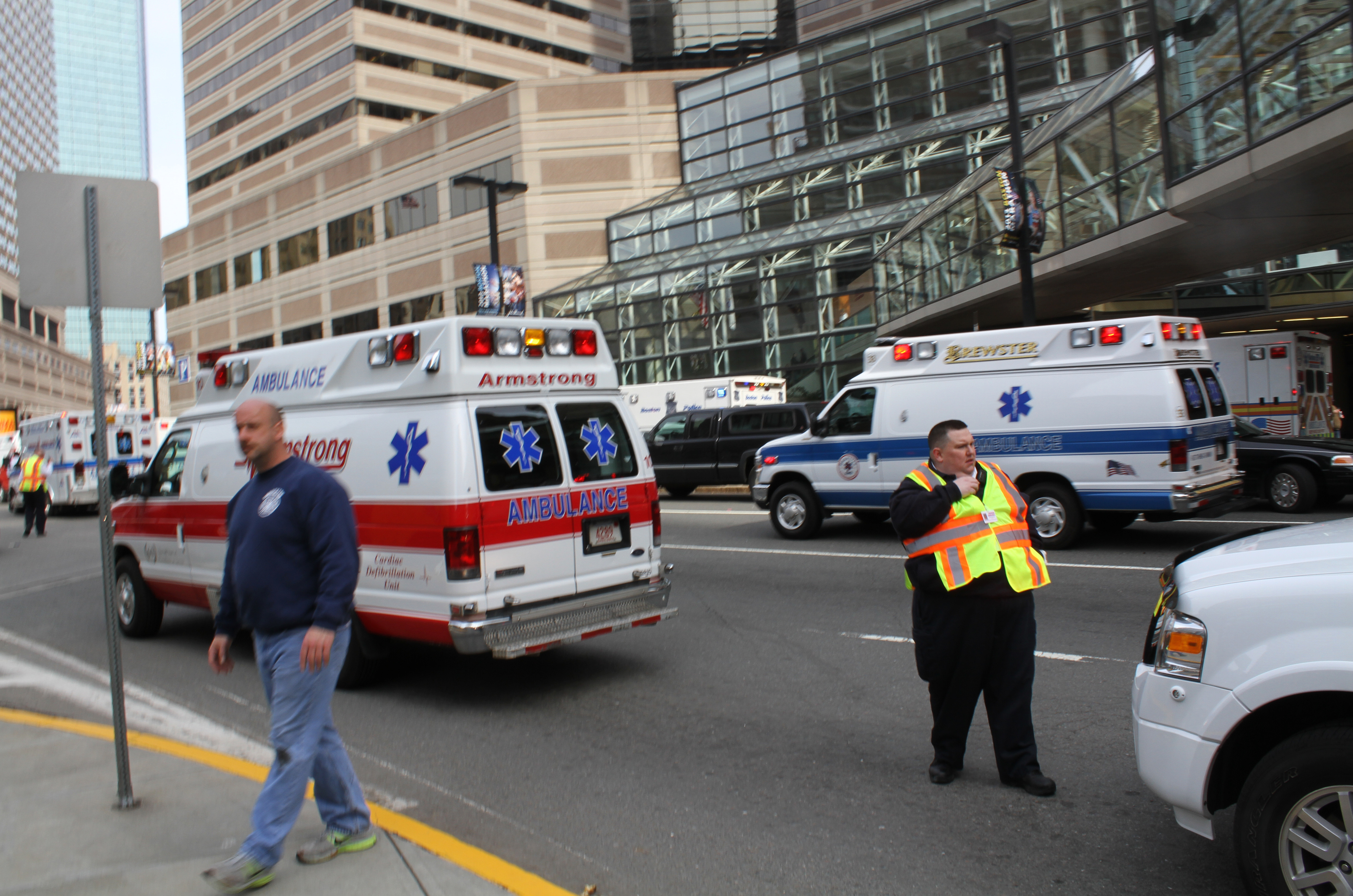 Автомобиль наехал на людей возле больницы в США, двое погибли