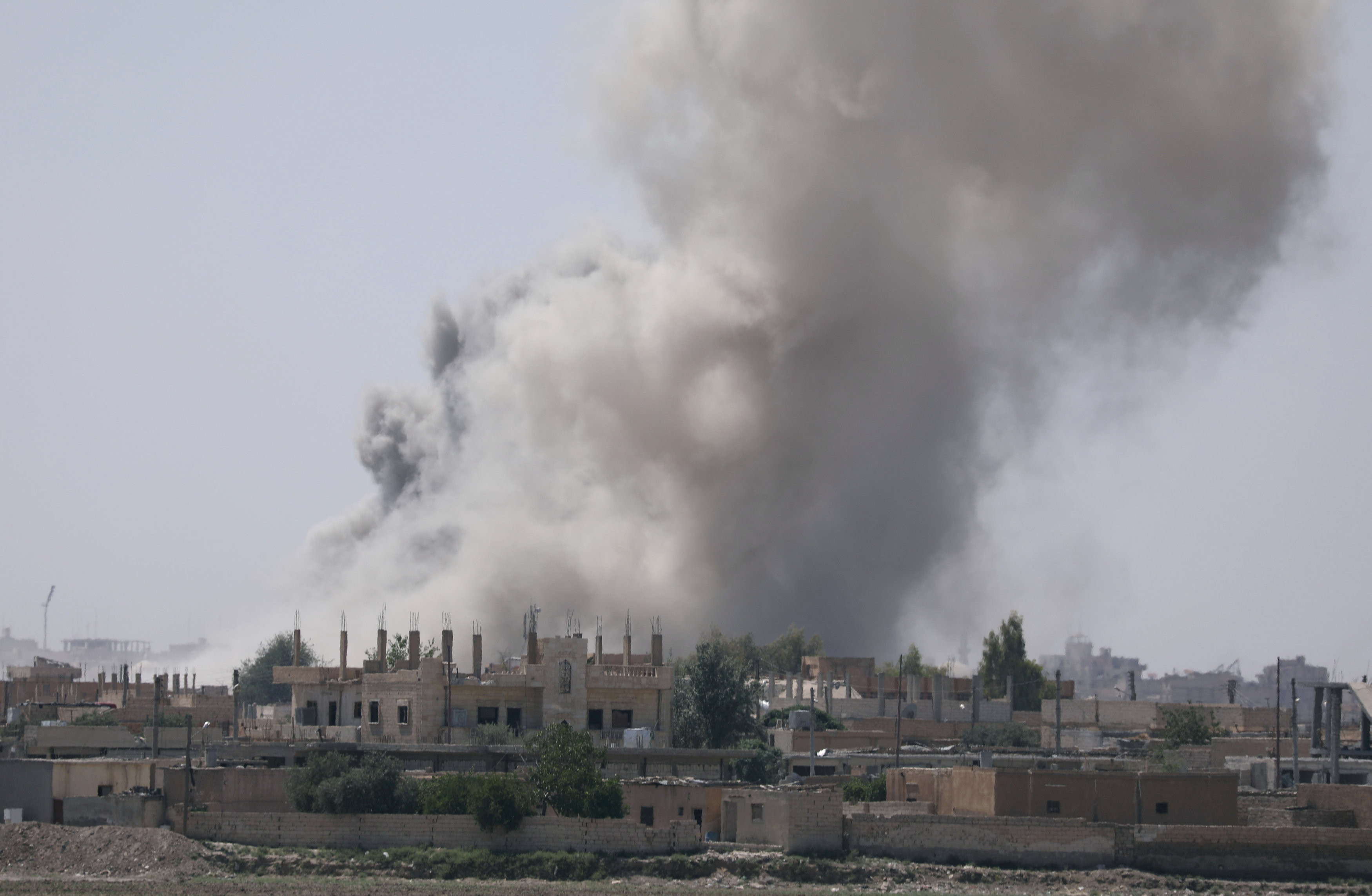 Дым поднимается на юго-востоке Ракки. Фото: &copy; REUTERS/Rodi Said