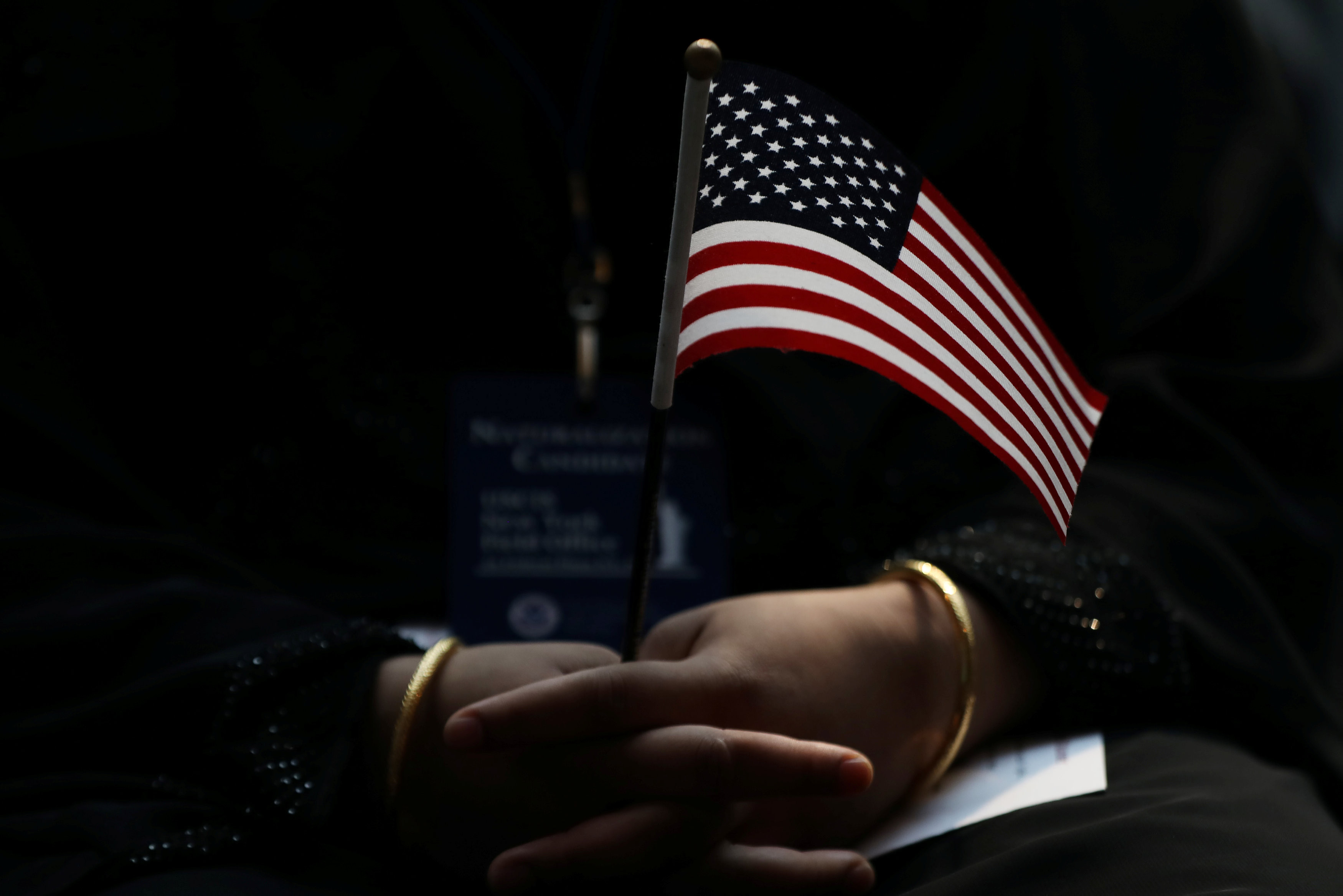 Женщина держит в руках флаг США. Фото: &copy; REUTERS/Shannon Stapleton