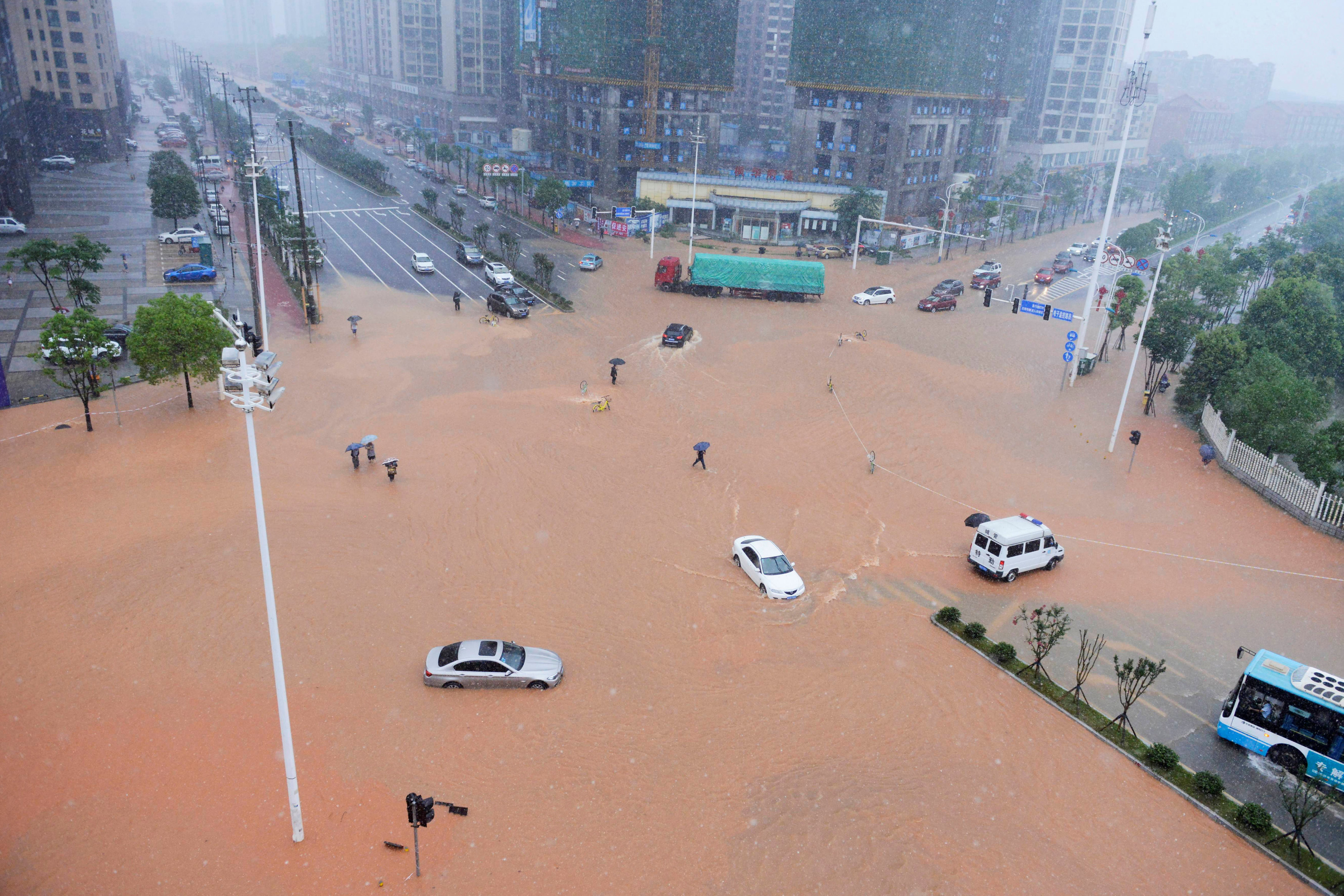 Улицы, затопленные в результате проливных дождей в Китае. Фото: &copy; REUTERS/CNS/Yang Huafeng