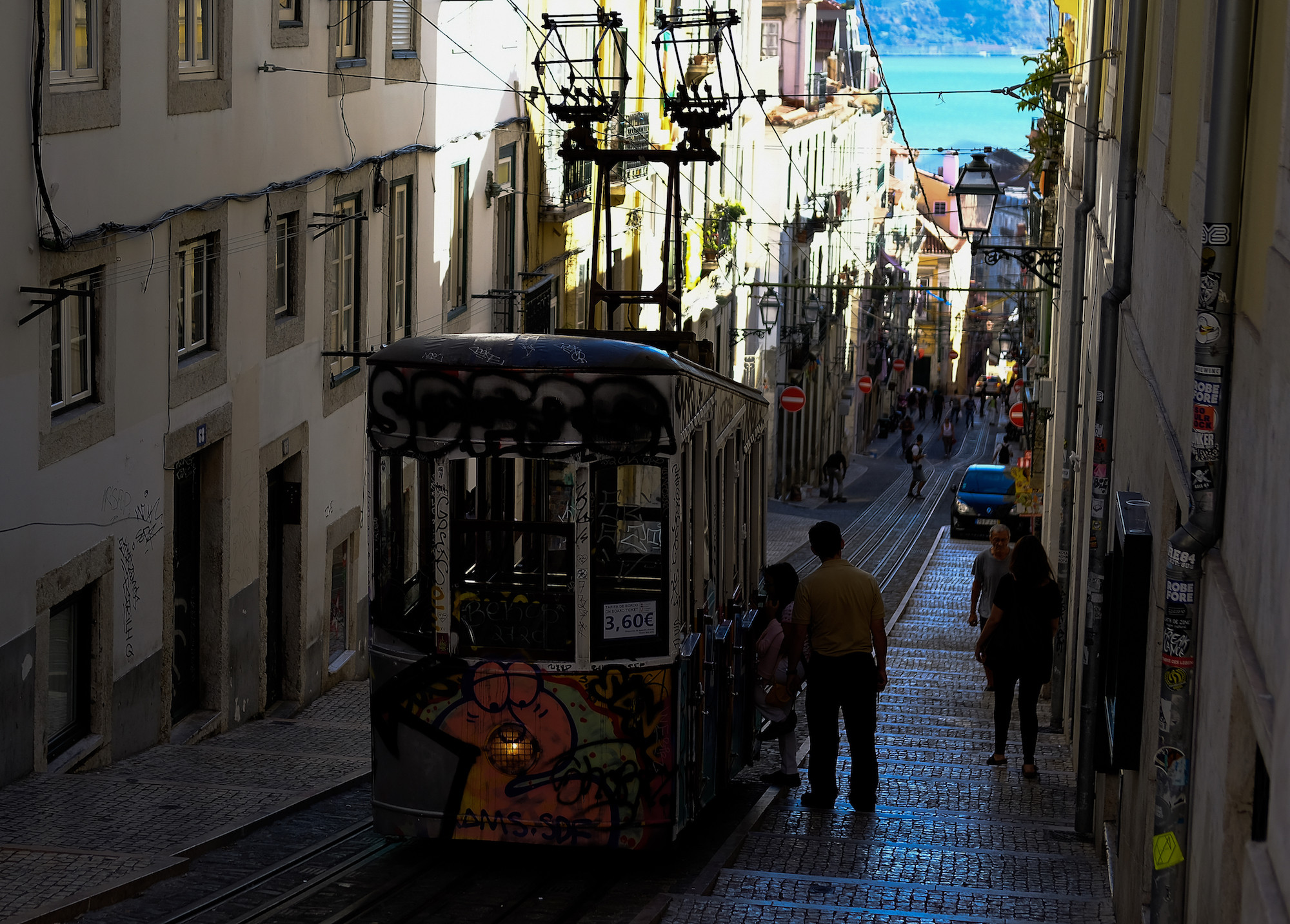 Трамвай на одной из улиц Лиссабона. Фото: &copy; РИА Новости/Александр Вильф
