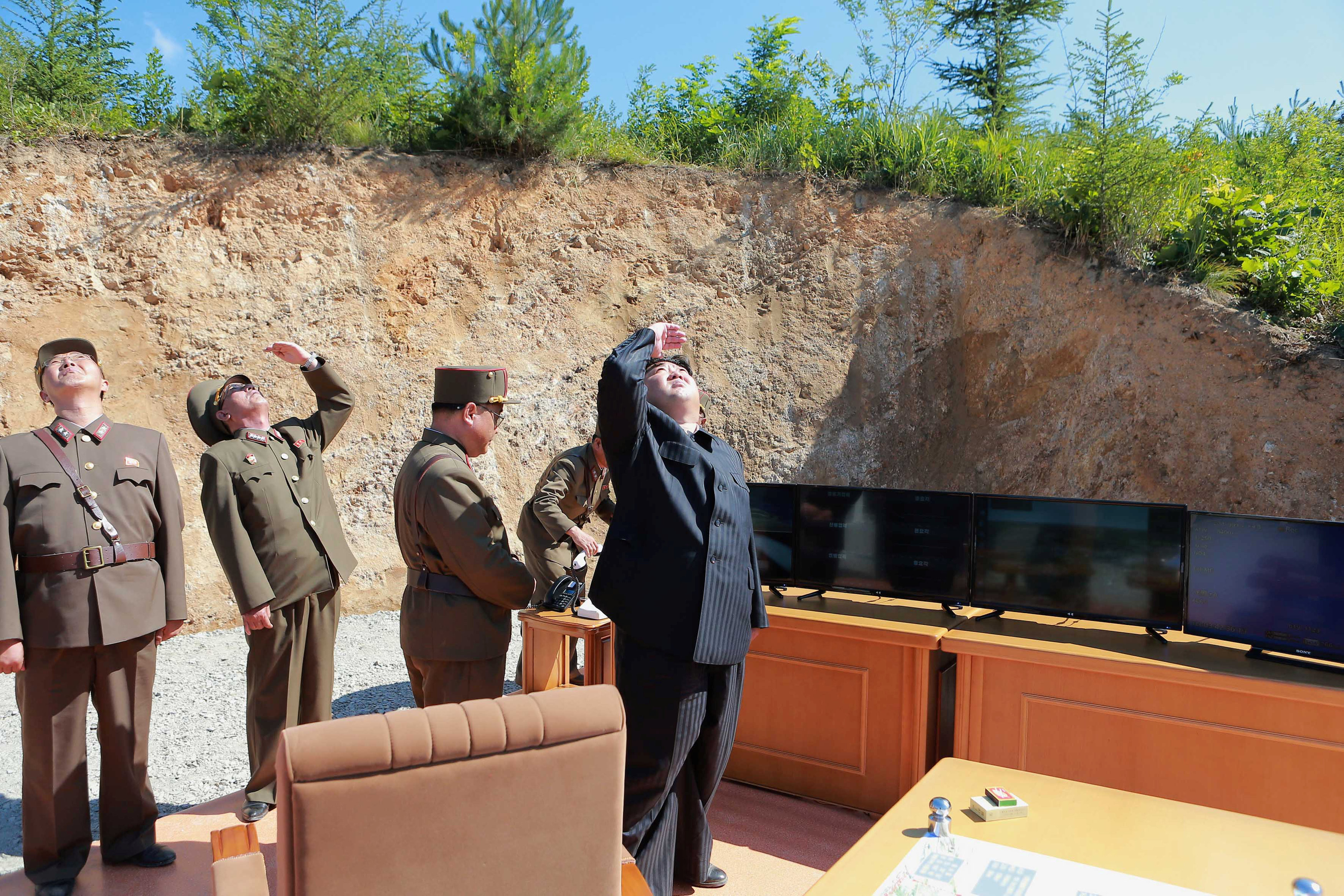 Глава КНДР Ким Чен Ын наблюдает за ракетными испытаниями. Фото: &copy;&nbsp;KCNA/REUTERS