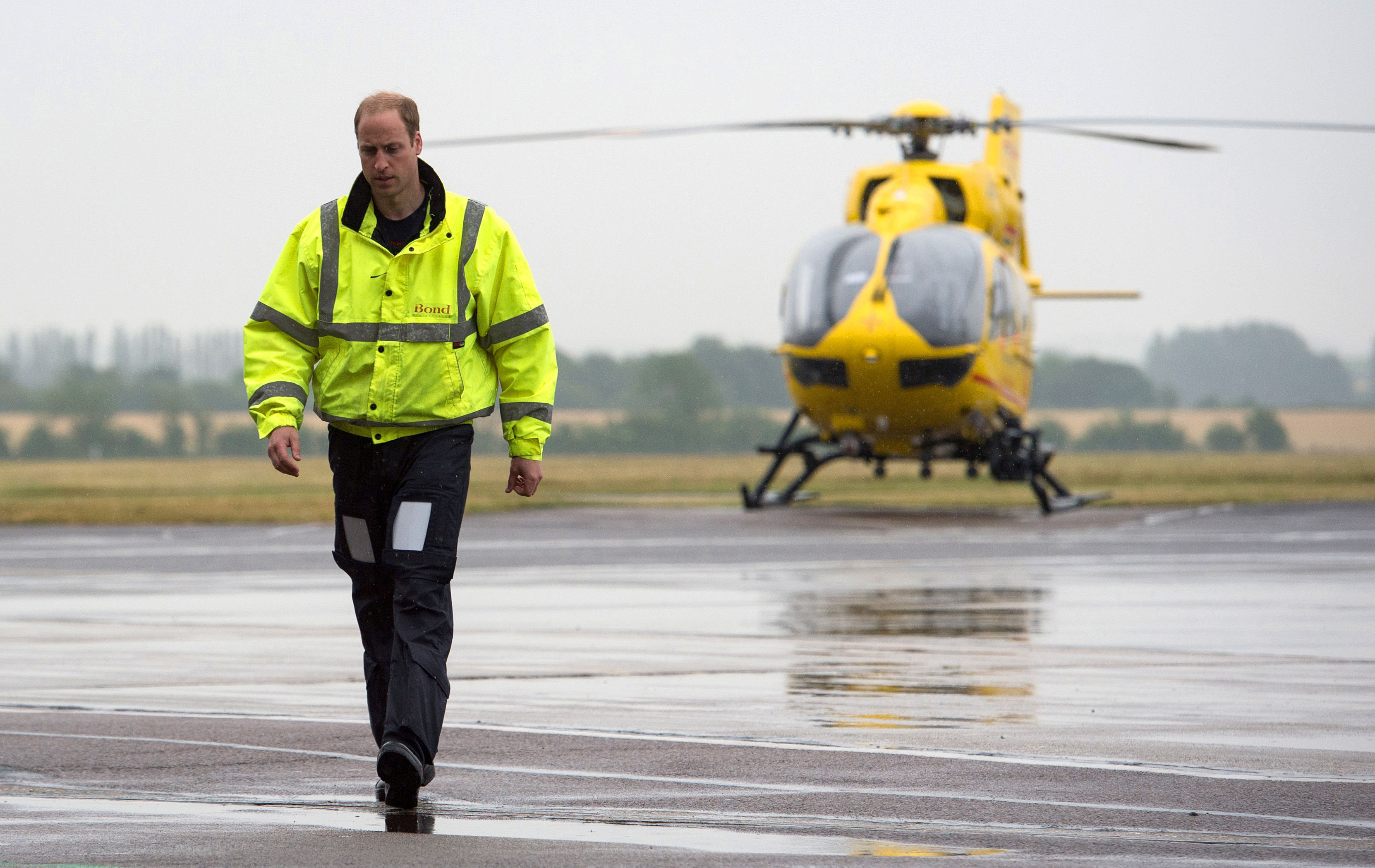 <p>Принц Уильям на базе Кембридского аэропорта. Фото:&nbsp;<span>&copy; REUTERS/</span><span>Stefan Rousseau</span></p>