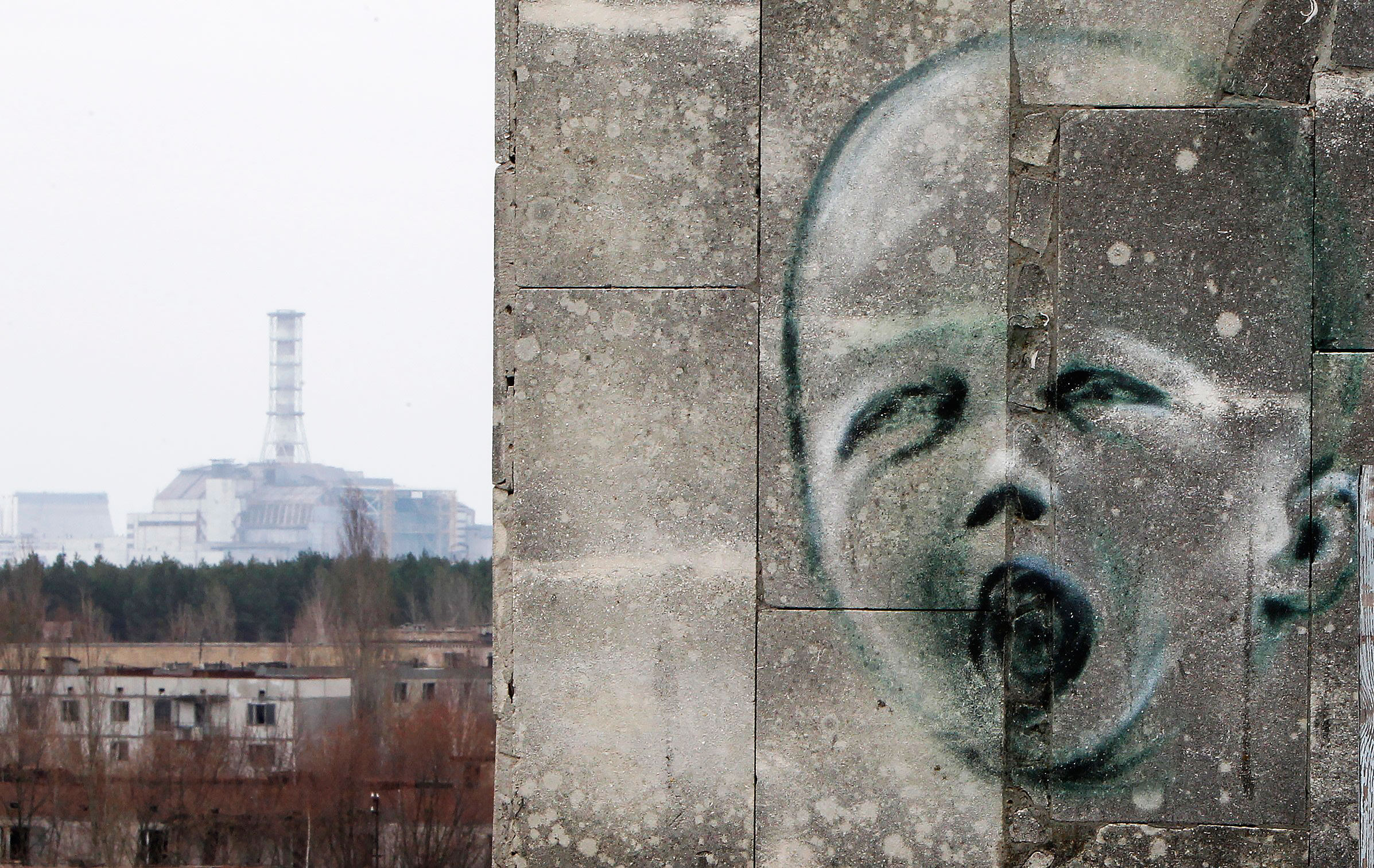 <p>Город Припять, вид на Чернобыльскую АЭС. Фото: &copy; REUTERS / Gleb Garanich</p>