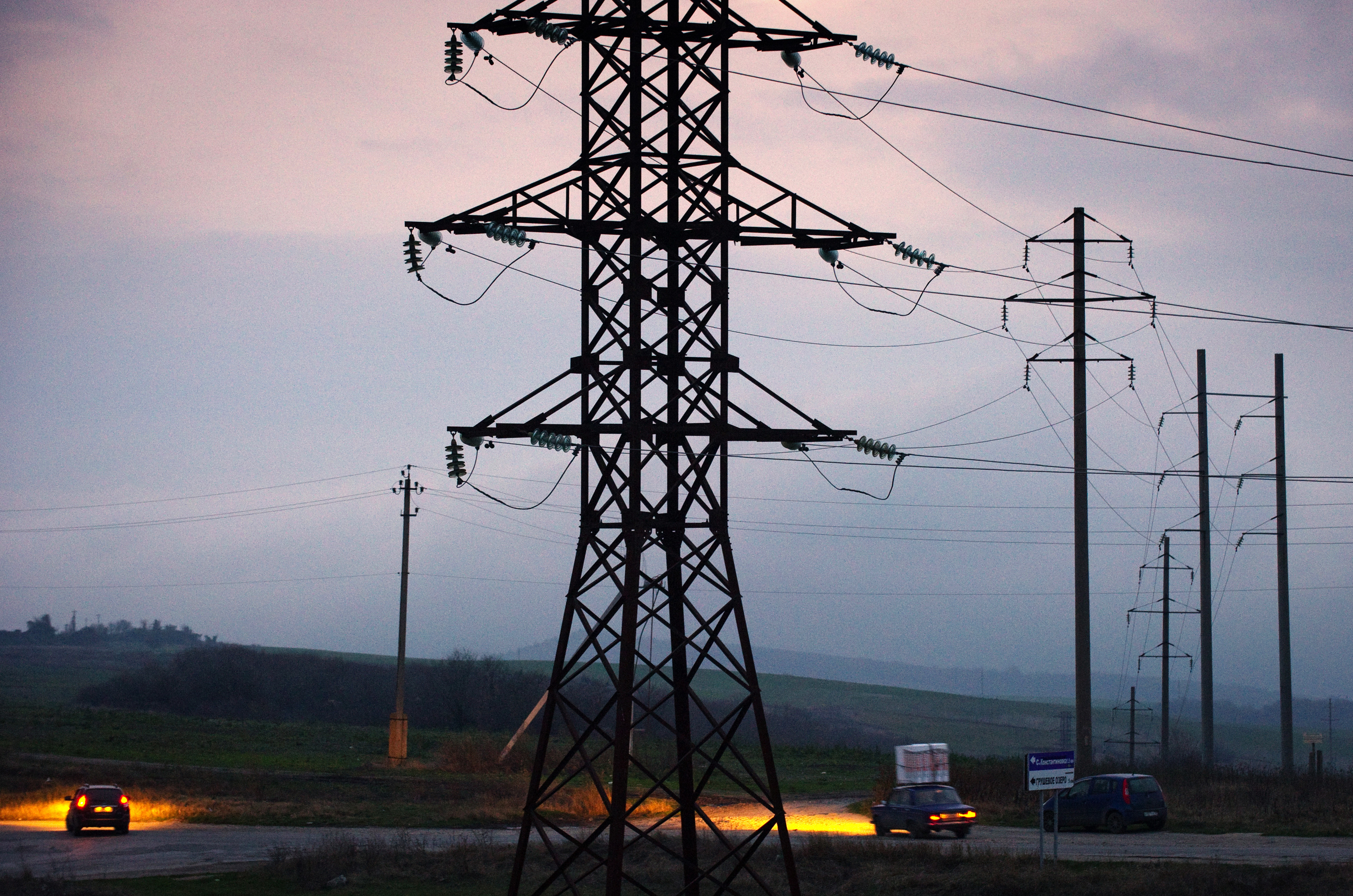 Обесточенные линии электропередачи в Симферополе. Фото: &copy; РИА Новости/Сергей Мальгавко