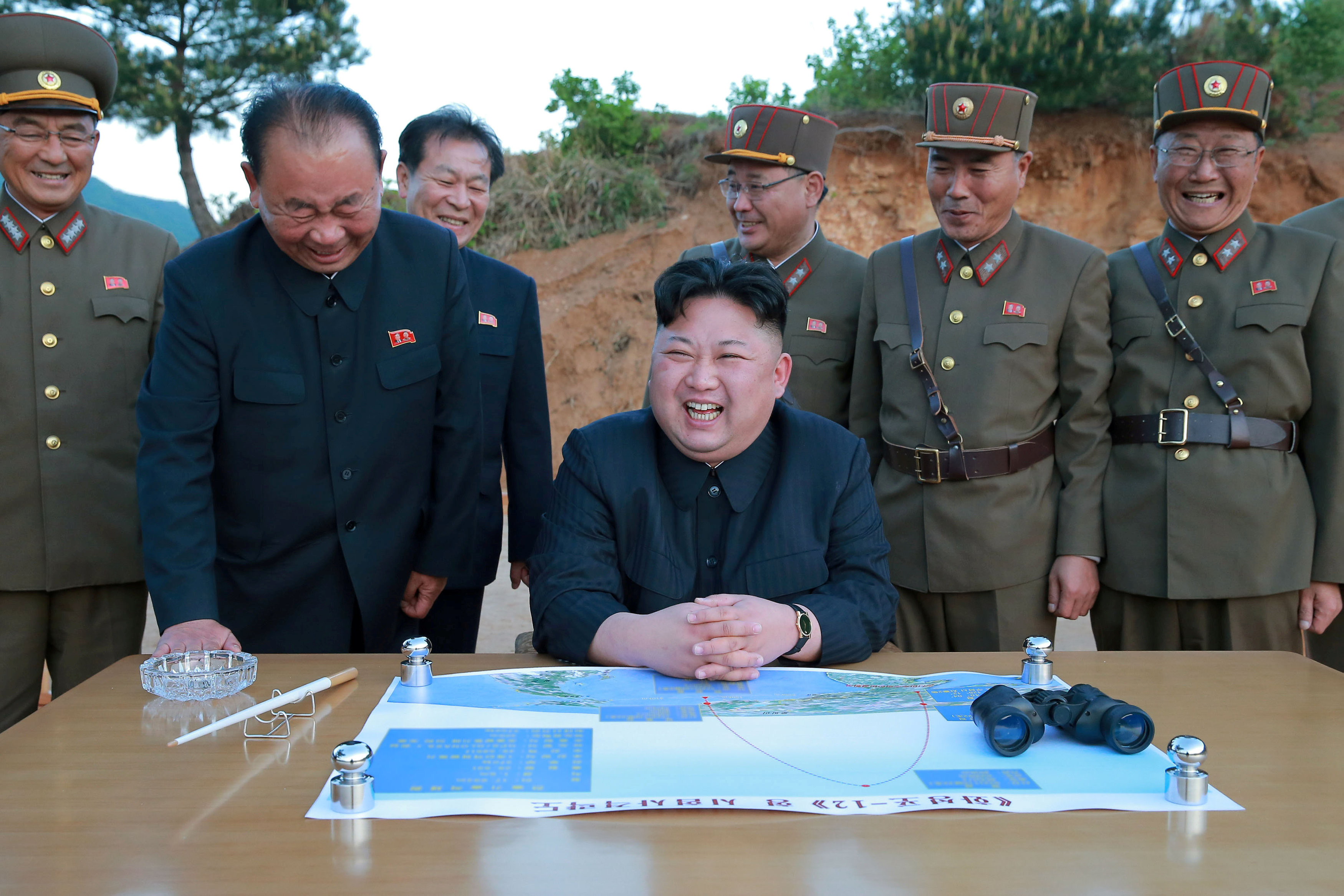 Лидер КНДР Ким Чен Ын в окружении военных. Фото: &copy;&nbsp;KCNA via REUTERS