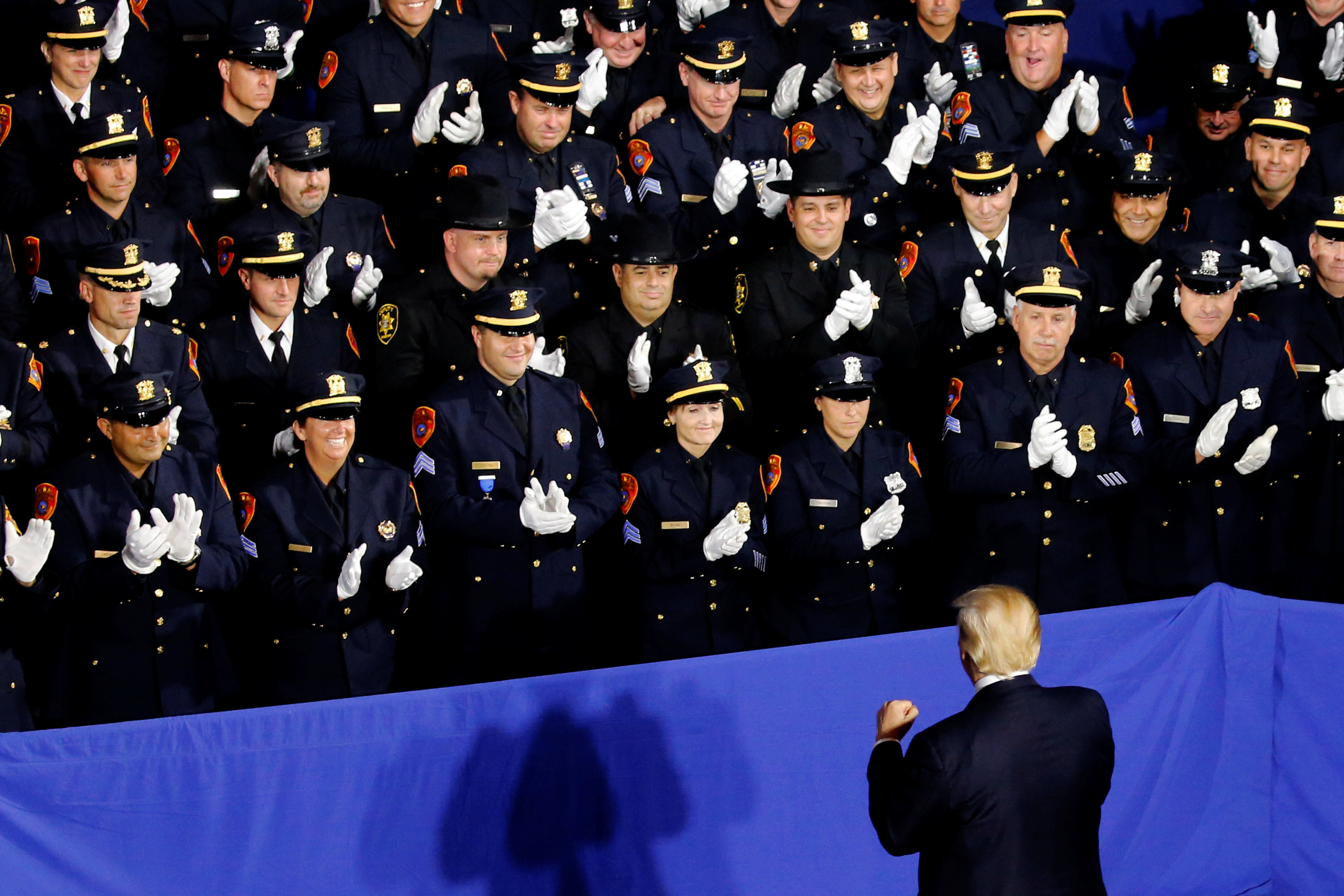 Президент США Дональд Трамп во&nbsp;время&nbsp;встречи с полицейскими. Фото: &copy;&nbsp;REUTERS/Jonathan Ernst