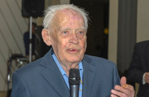 Юрий Рыжов на церемонии вручения премии МХГ (2016 год). Фото: mhg-main.org