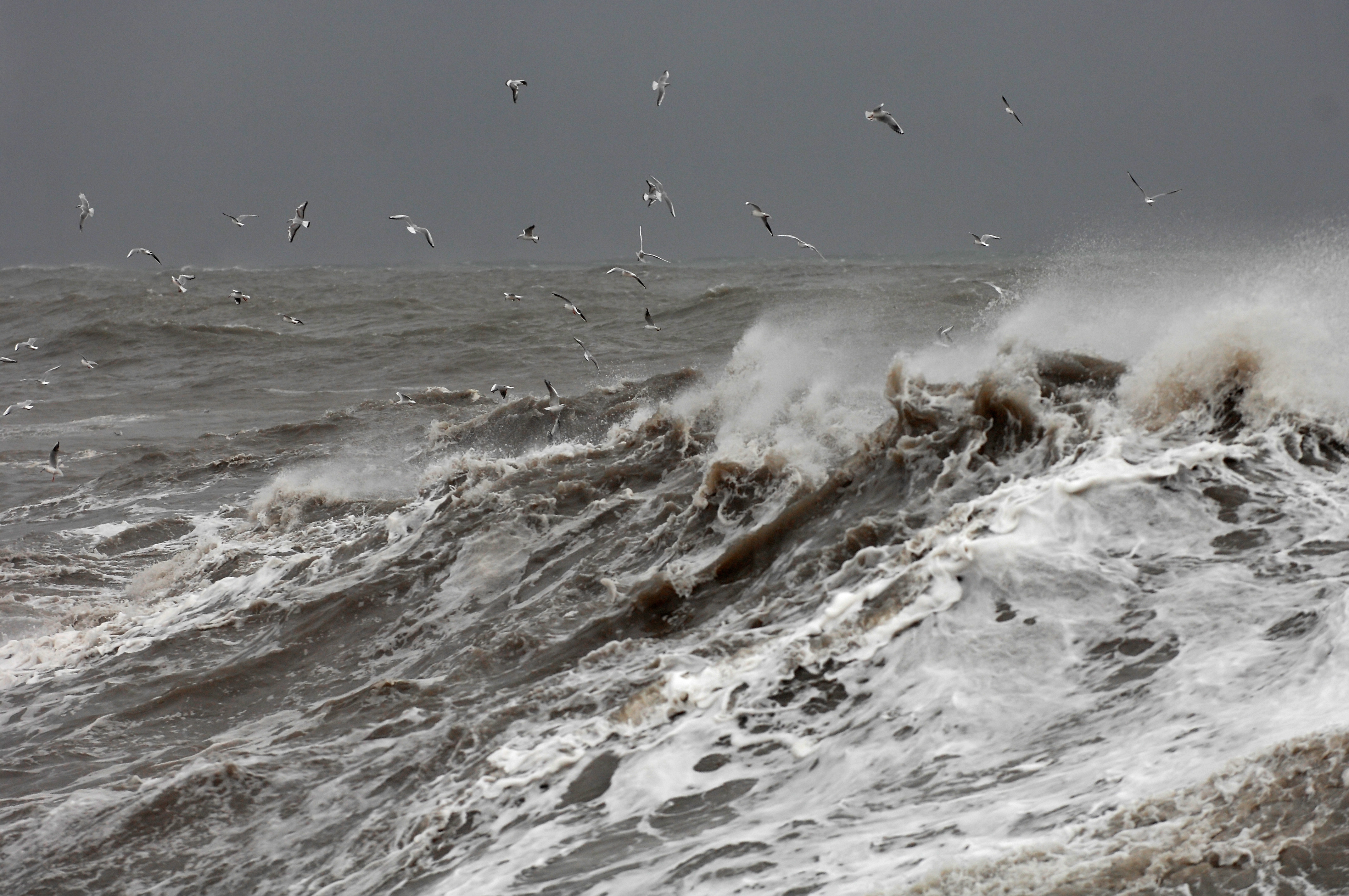 Вода движение ветер. Ураган Иэн. Каспийское море шторм. Баренцево море шторм. Шторм на финском заливе.