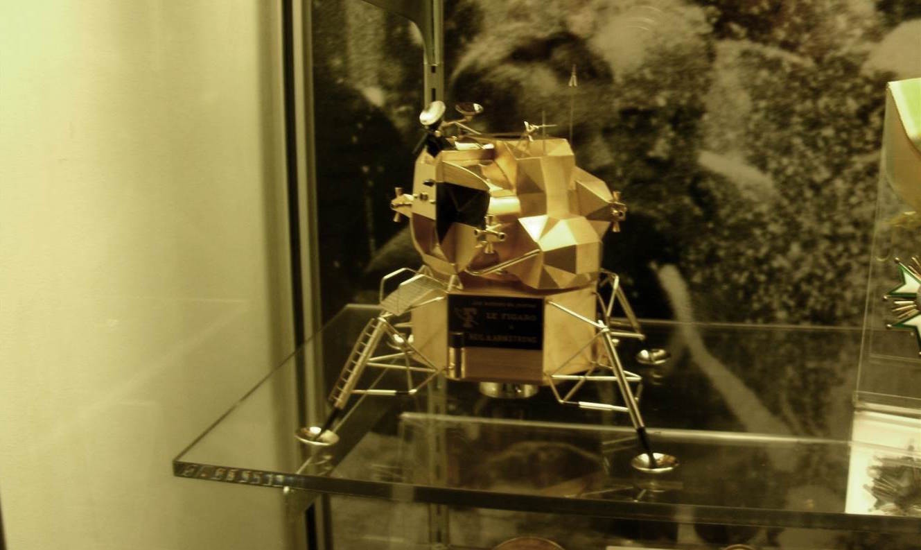 Золотая копия лунного модуля в Музее воздуха и космоса Нила Армстронга. Фото: Департамент полиции Уапаконеты (штат Огайо)