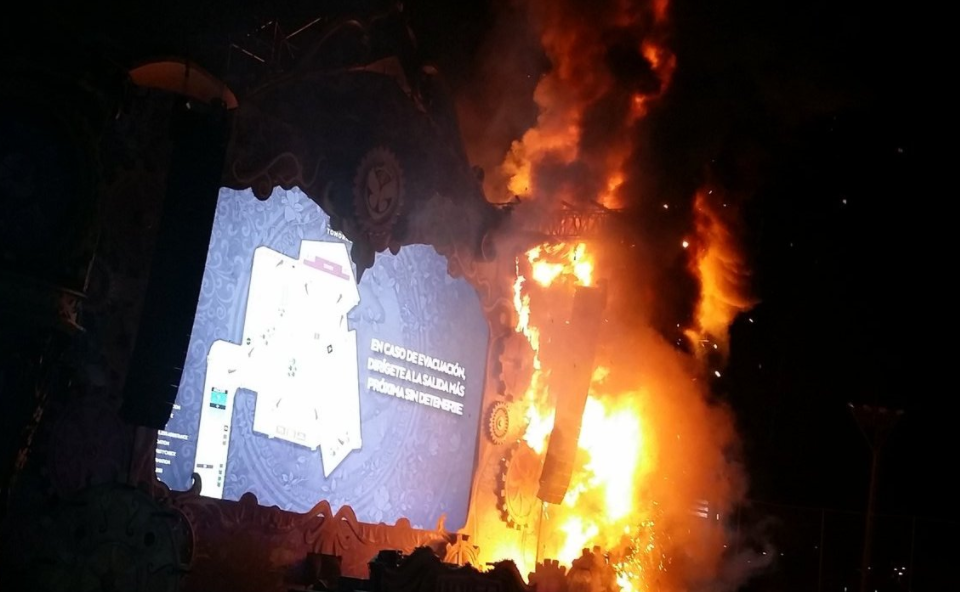 Пожар на главной сцене музыкального фестиваля Tomorrowland Unite в Барселоне. Фото: &copy; Twitter/Your EDM