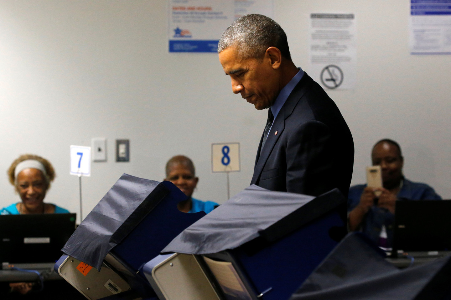 Барак Обама использует машину для голосования во время президентских выборов в США 2016 года.&nbsp;Фото: &copy;&nbsp;REUTERS/Jonathan Ernst


