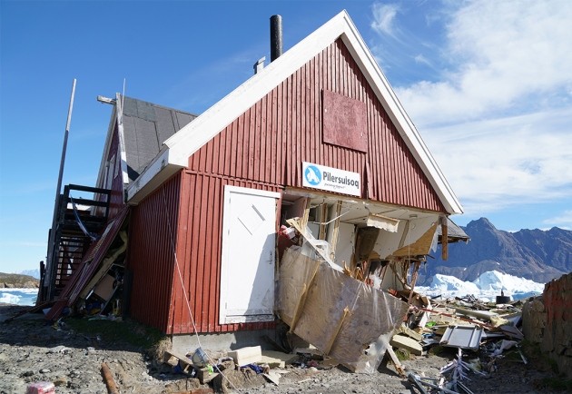 Последствия гигантского цунами, обрушившегося на рыбацкую деревушку Нуугаатсиак в Гренландии. Фото: &copy; The Nature/Hermann Fritz