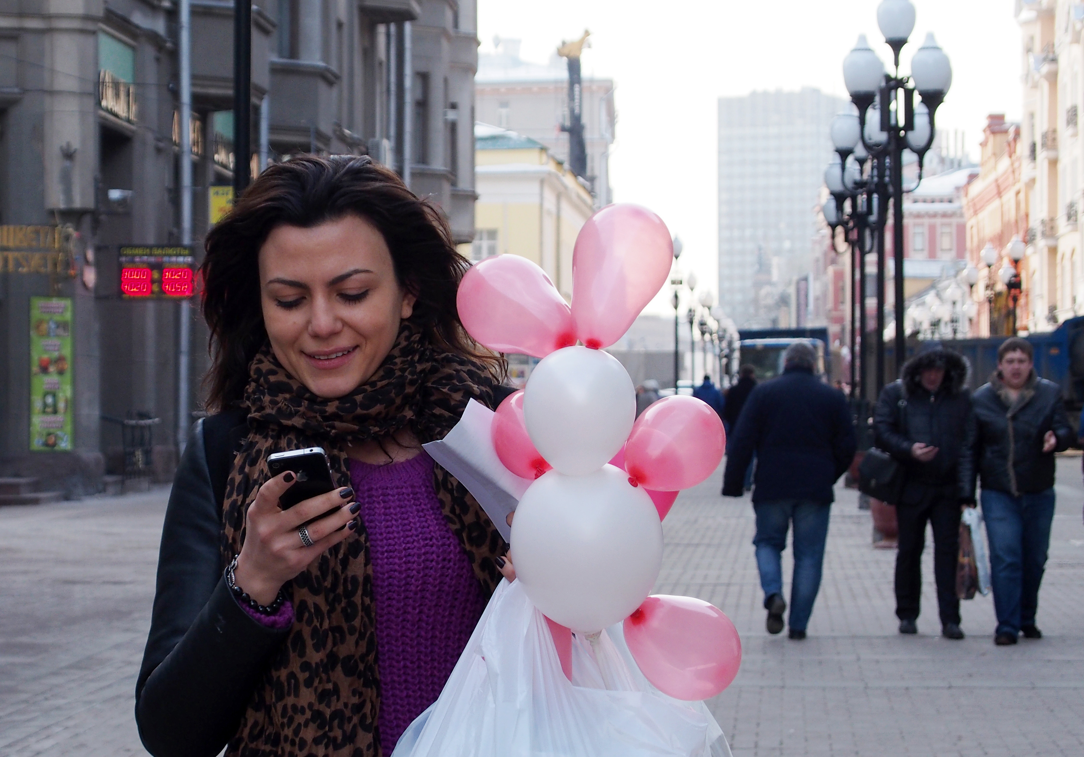 Девушка с телефоном в руках. Фото: &copy; РИА Новости/Владимир Песня
