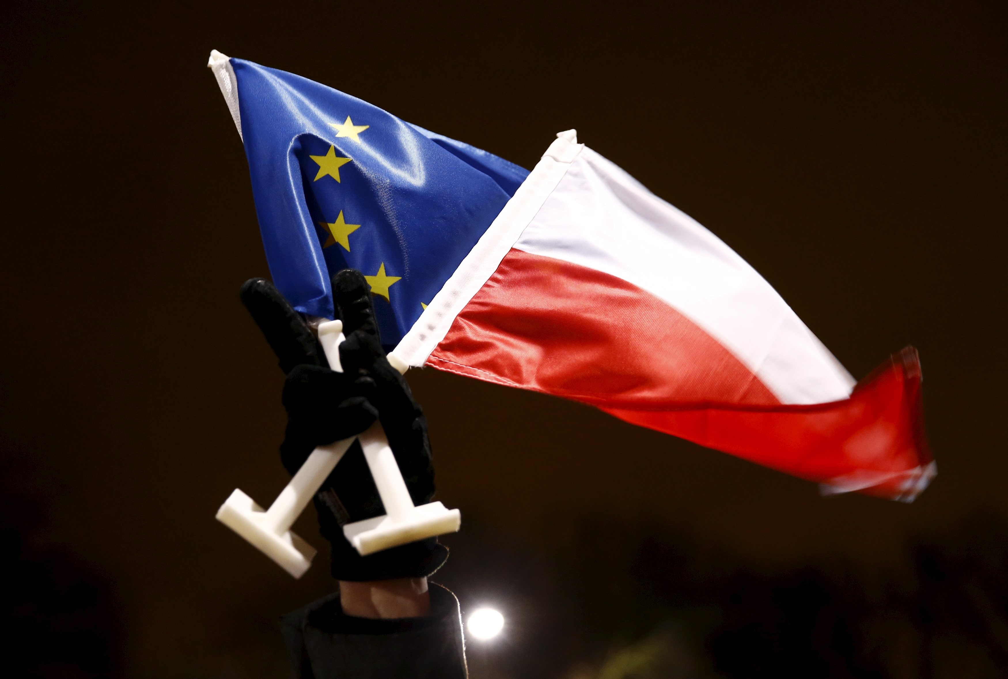Флаги Польши и Евросоюза. Фото: &copy; REUTERS/Kacper Pempel