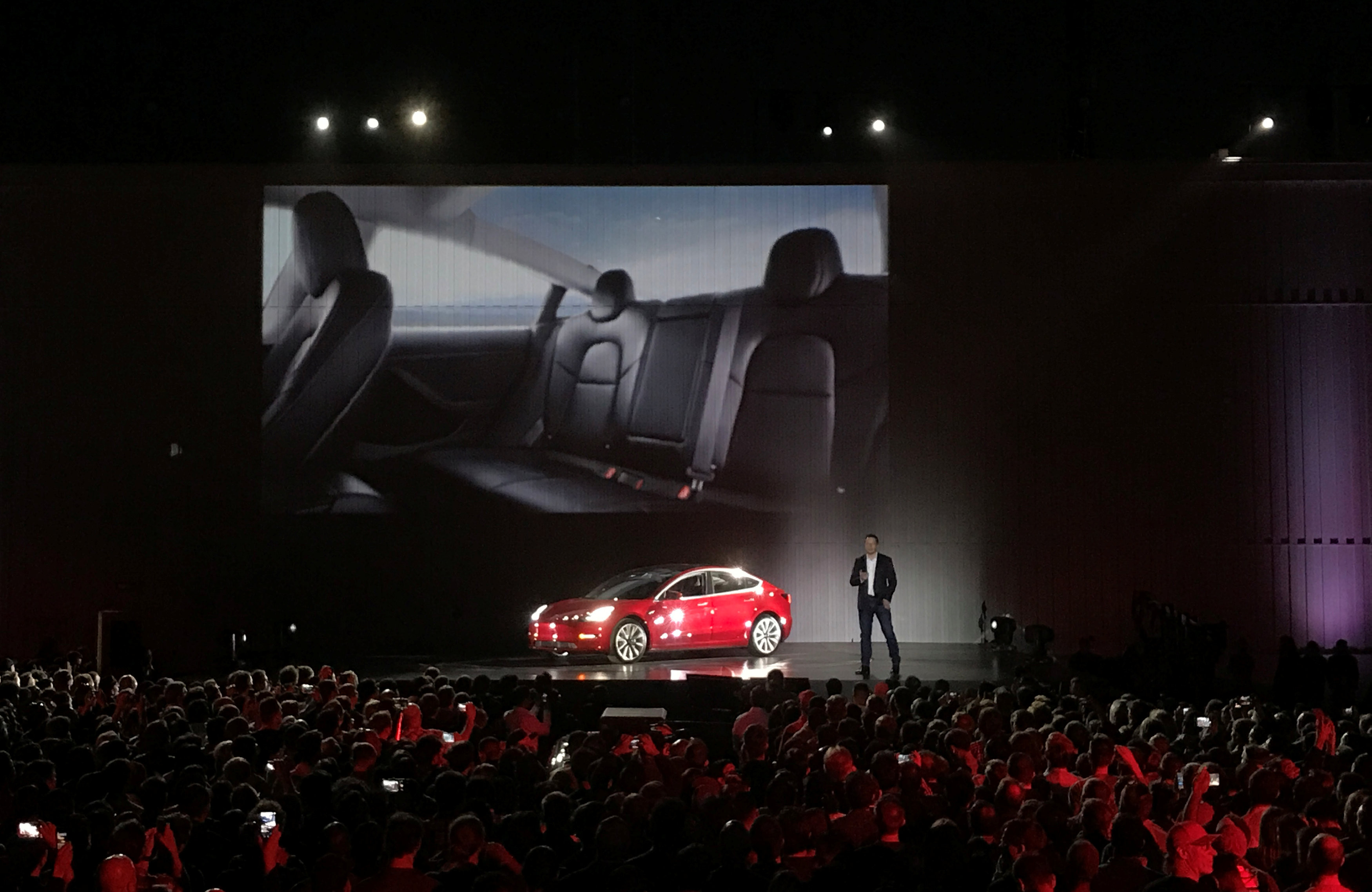 Исполнительный директор Tesla Илон Маск представляет один из первых автомобилей Model 3. Фото &copy; REUTERS/Alexandria Sage