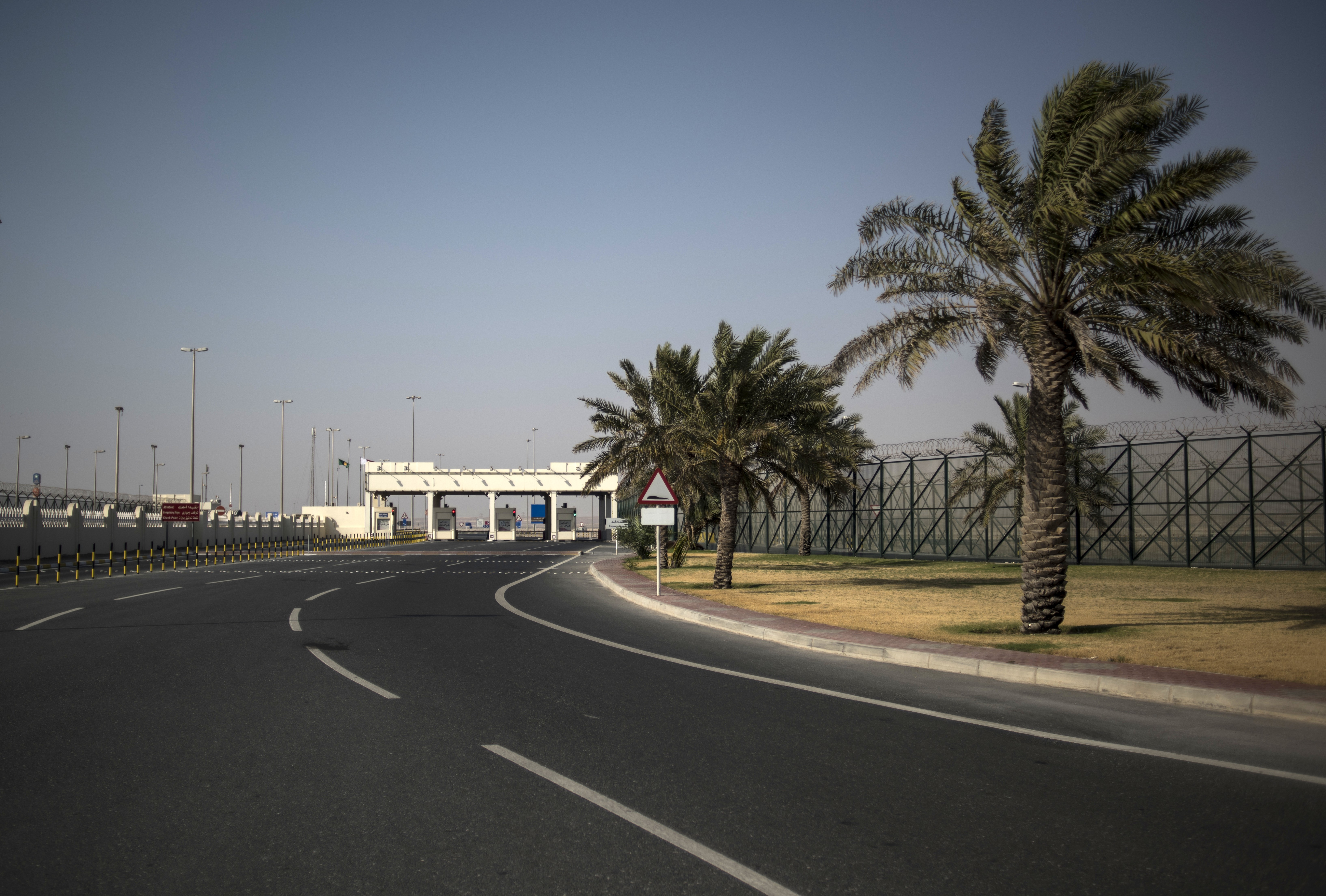 Саудовская аравия дороги. Дороги в Саудовской Аравии. Дороги в Катаре. Граница ОАЭ И Саудовской Аравии. Природа города Саудовской Аравии.
