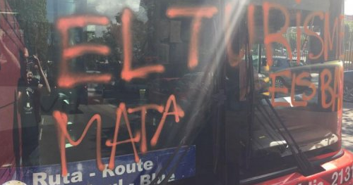 Злоумышленники нарисовали граффити на ветровом стекле автобуса. Фото: &copy; Twitter/Cr&oacute;nica Global