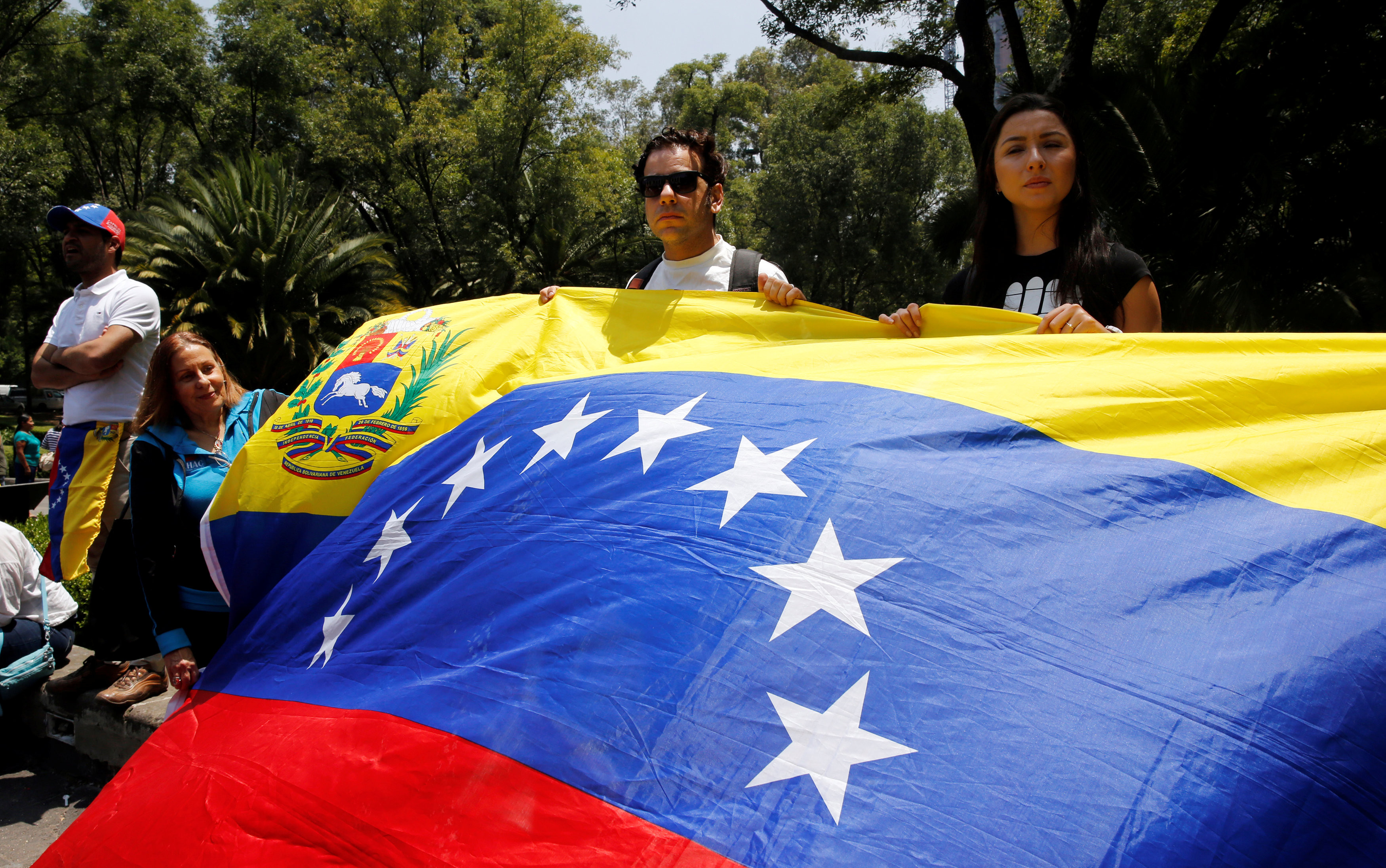 Участники акции протеста с национальным флагом Венесуэлы в день проведения выборов в Конституционную ассамблею. Фото: &copy; REUTERS/Henry Romero