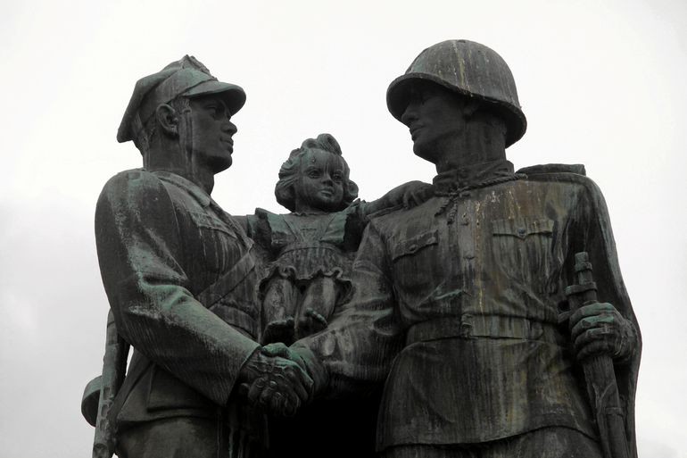 Памятник советским солдатам в польской Легнице. Фото: &copy;&nbsp;AGENCJA GAZETA/REUTERS