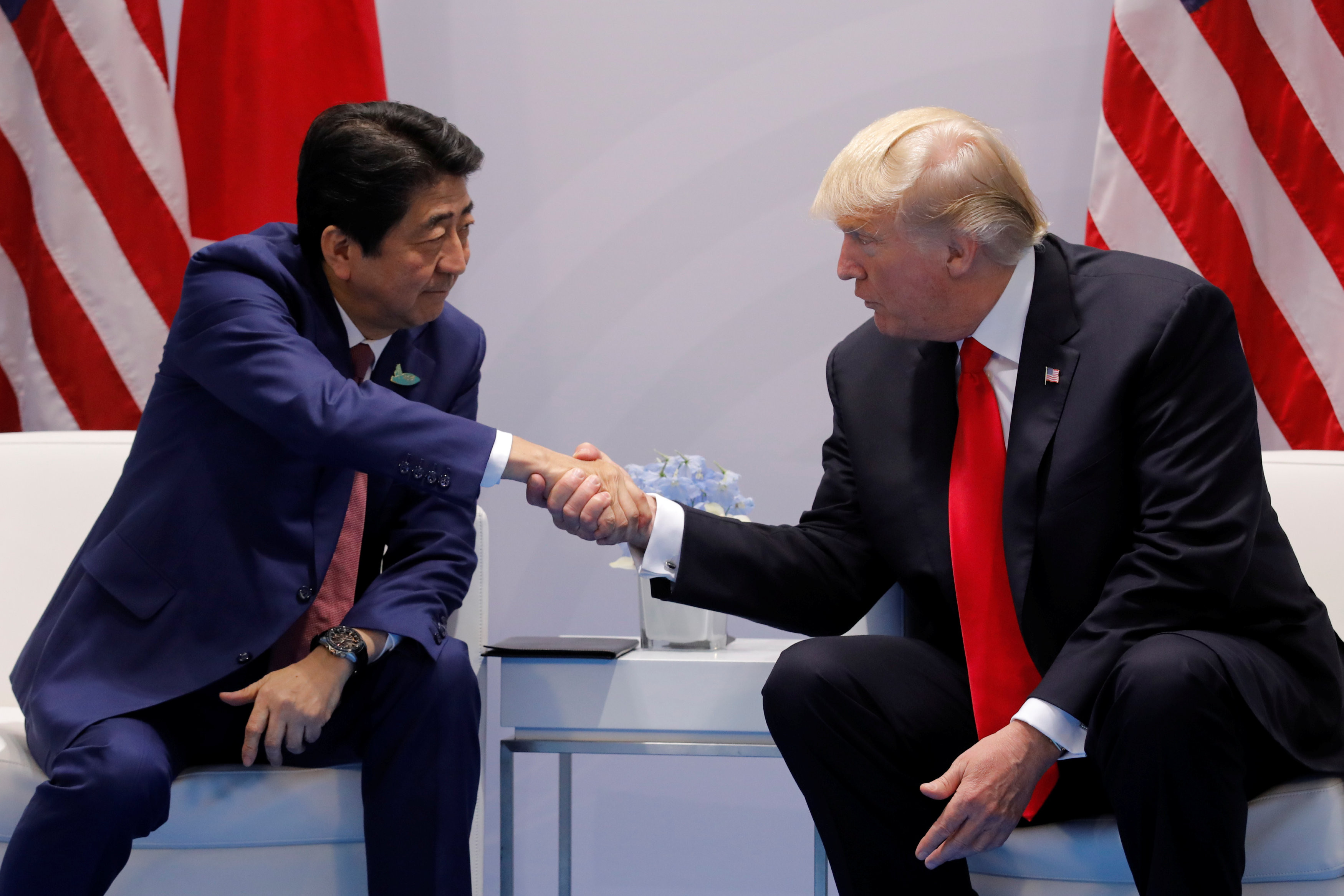 Премьер-министр Японии Синдзо Абэ и президент США Дональд Трамп на саммите G20 в Гамбурге, 8 июля 2017 года. Фото: &copy; REUTERS/Carlos Barria