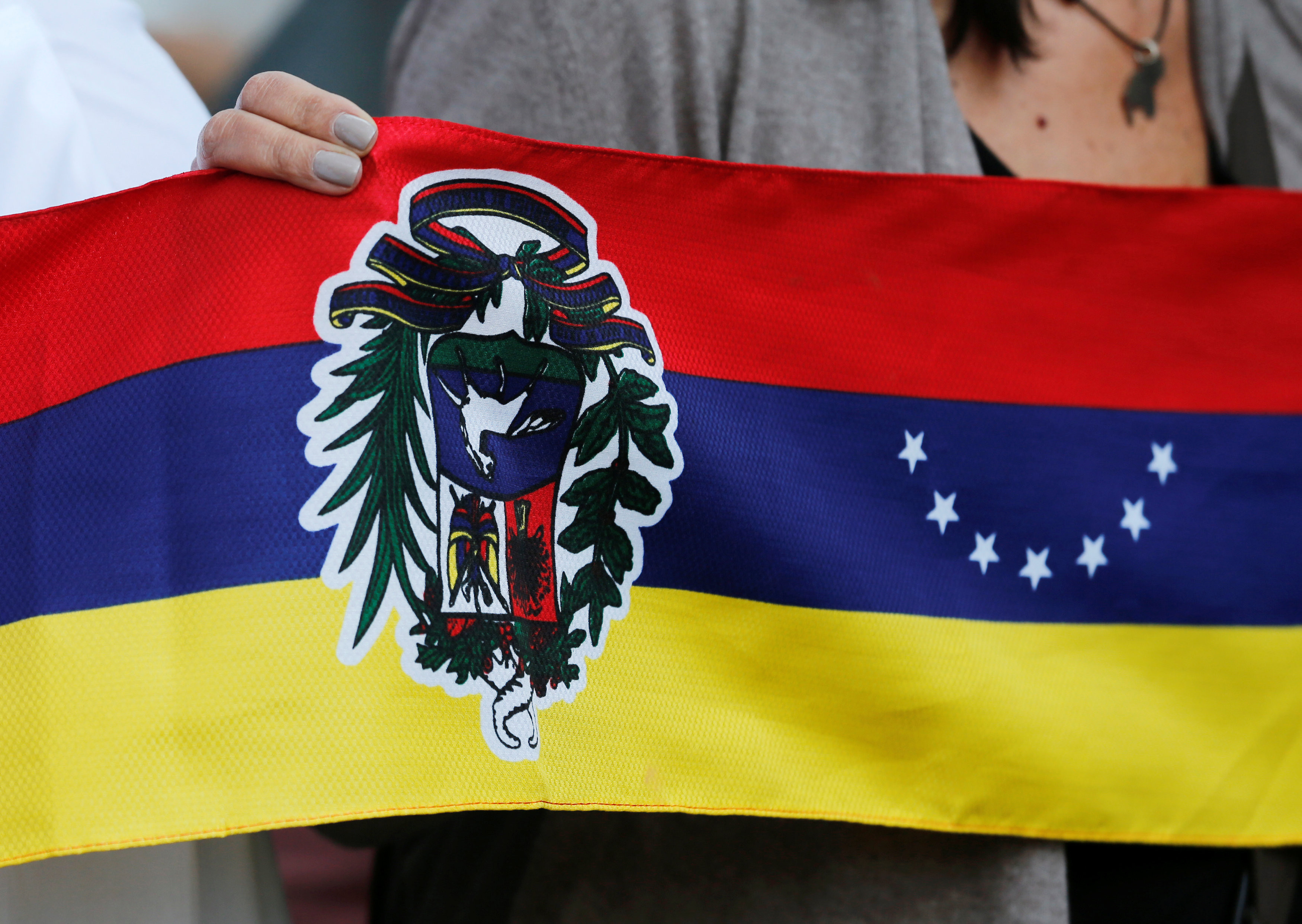 Женщина держит в руках флаг Венесуэлы. Фото: &copy; REUTERS/Henry Romero