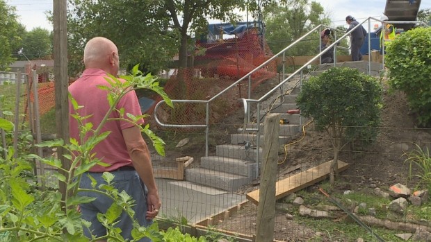 Ади Астль возле новой бетонной лестницы. Фото:&nbsp;&copy; CBC