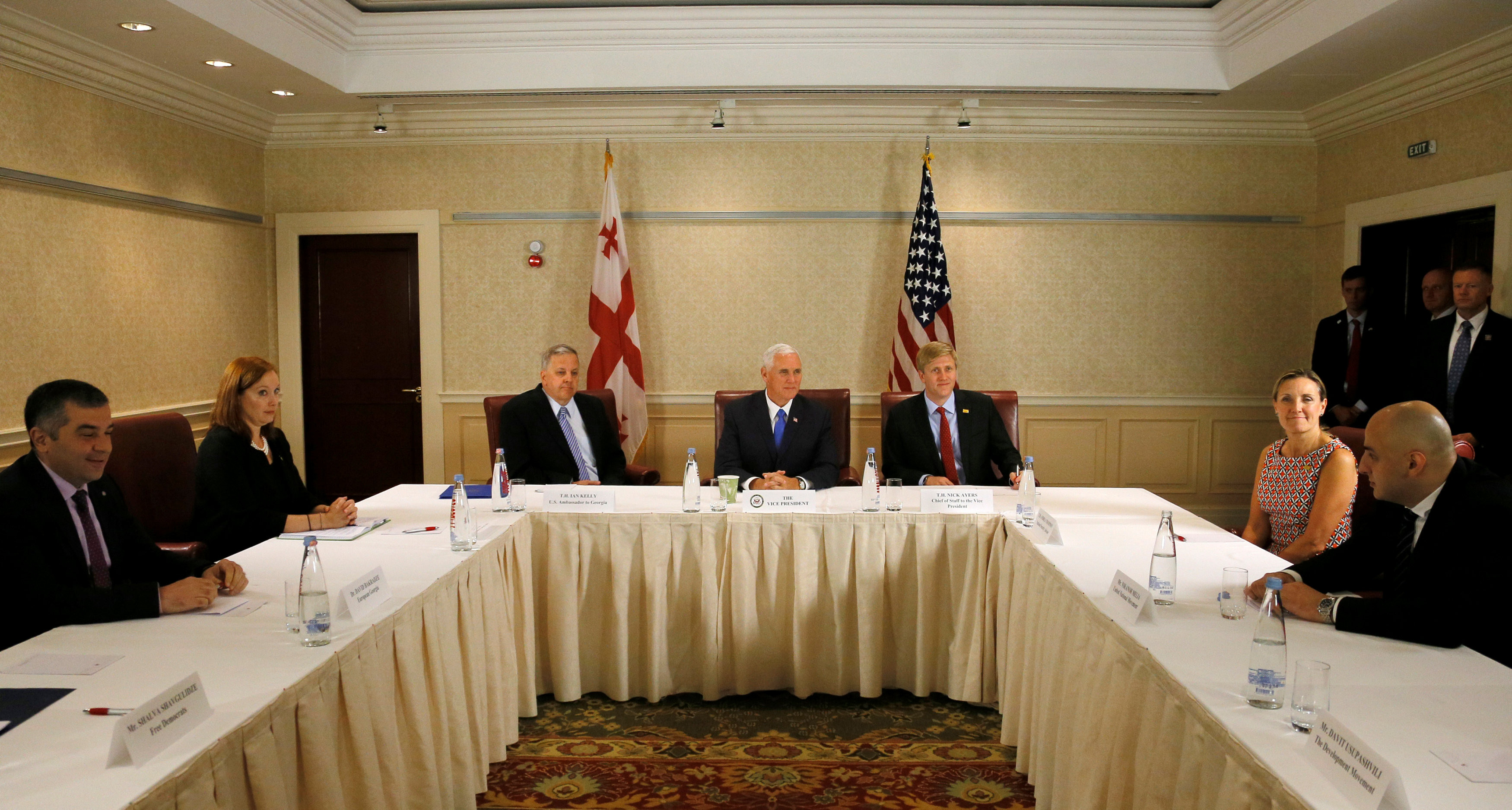 Встреча вице-президента США Майка Пенса с представителями грузинской оппозиции. Фото: &copy;REUTERS/Zurab Kurtsikidze