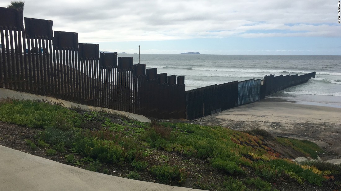 Пограничный барьер на границе США и Мексики. Фото:&nbsp;&copy; CNN