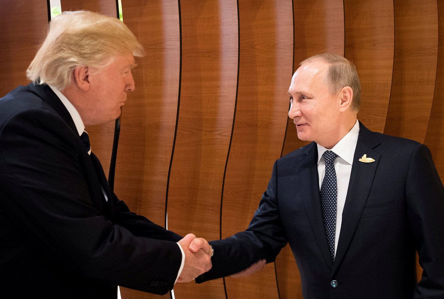 Президент США Дональд Трамп и президент России Владимир Путин на саммите G20 в Гамбурге. Фото: &copy; REUTERS/Steffen Kugler/Courtesy of Bundesregierung


