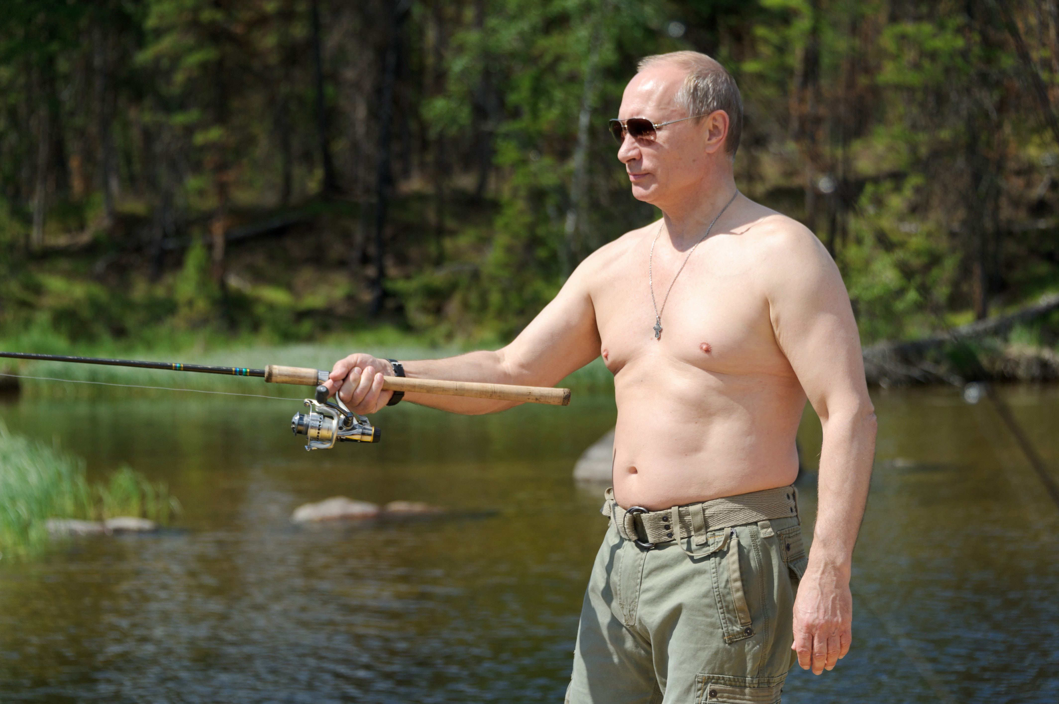Владимир Путин на рыбалке в 2013 году. 