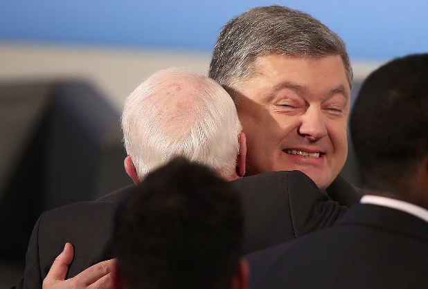 Пётр Порошенко и Джон Маккейн
Фото: &copy; REUTERS/Michael Dalder