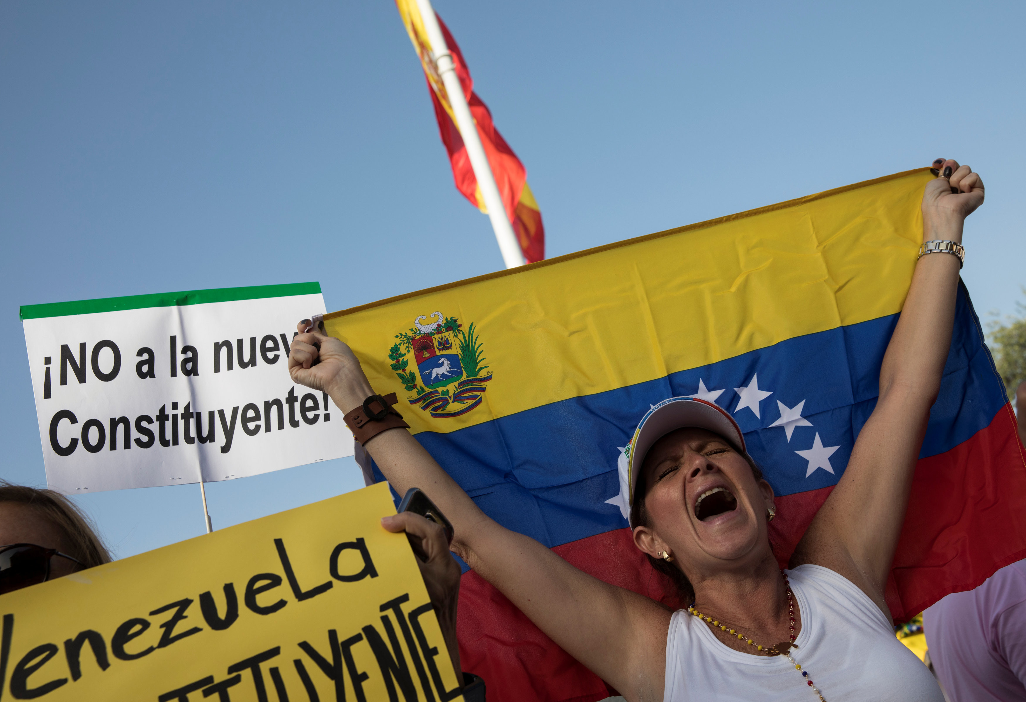 Участница протестных митингов в Венесуэле. Фото: &copy; REUTERS/Sergio Perez