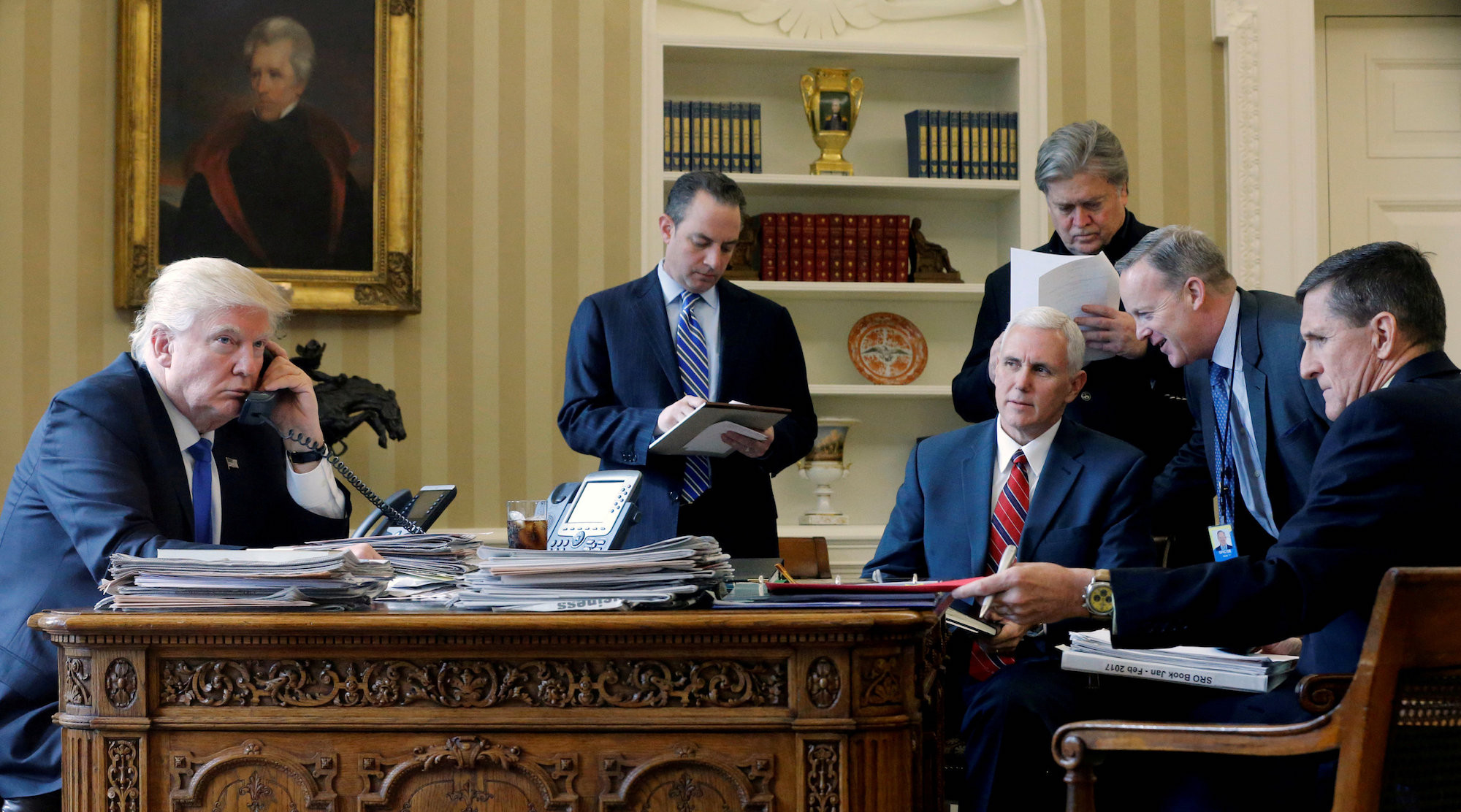 Дональд Трамп вместе с бывшими и действующими членами своей команды. Фото: &copy;&nbsp;REUTERS/Jonathan Ernst