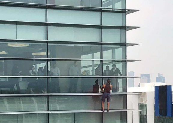 Россиянин забирается на крышу высотного здания в Мехико. Фото: &copy; Twitter/NotiviralesMX
