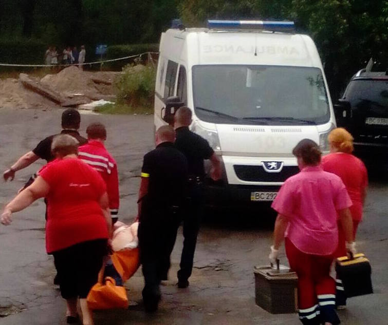 Врачи переносят одного из пострадавших заложников. Фото: &copy; Facebook/Официальная группа львовской полиции