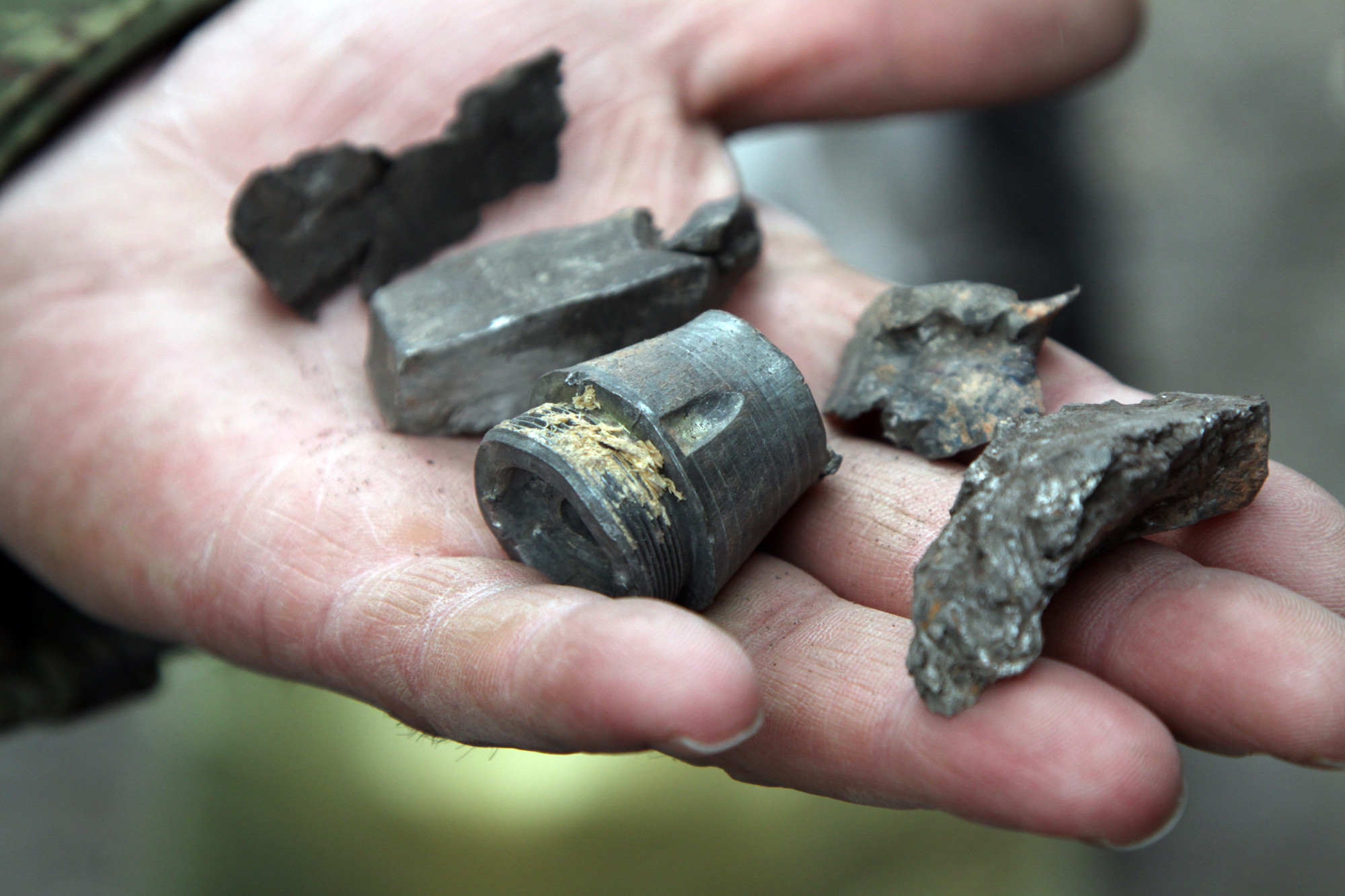 Фрагменты снаряда, найденные на месте артиллерийского обстрела Донецка в мае 2017 года. Фото: &copy; РИА Новости/Сергей Аверин