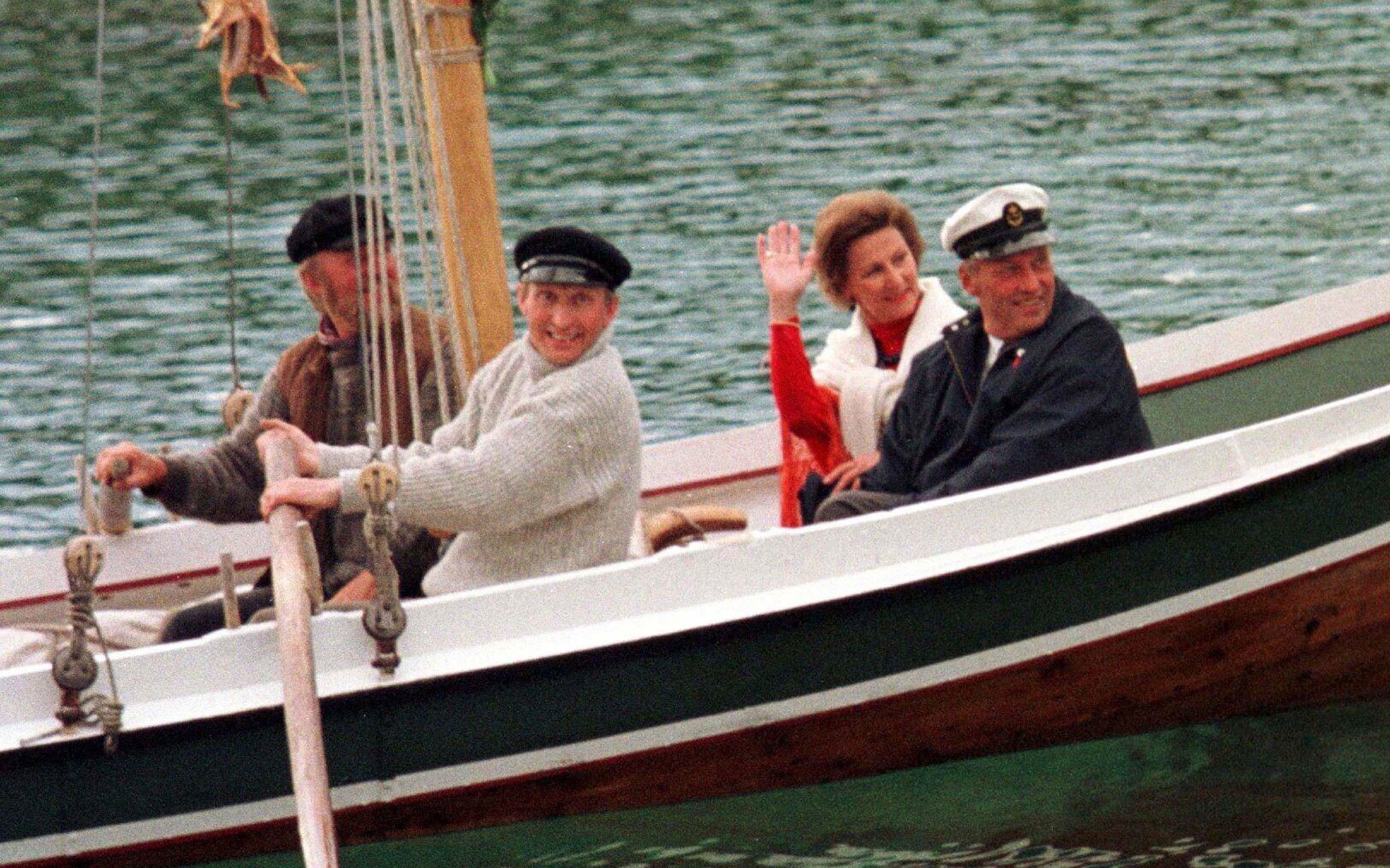 Норвежская королевская семья в лице короля Харальда V (крайний справа) и королевы Сони совершает прогулку на лодке. 1997 год. Фото: © REUTERS / NORWAY ROYALS