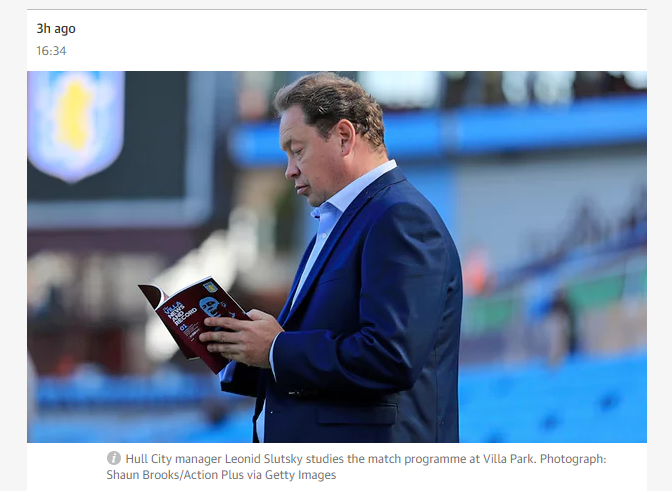 Слуцкий читает программку перед матчем. Фото с сайта The Guardian