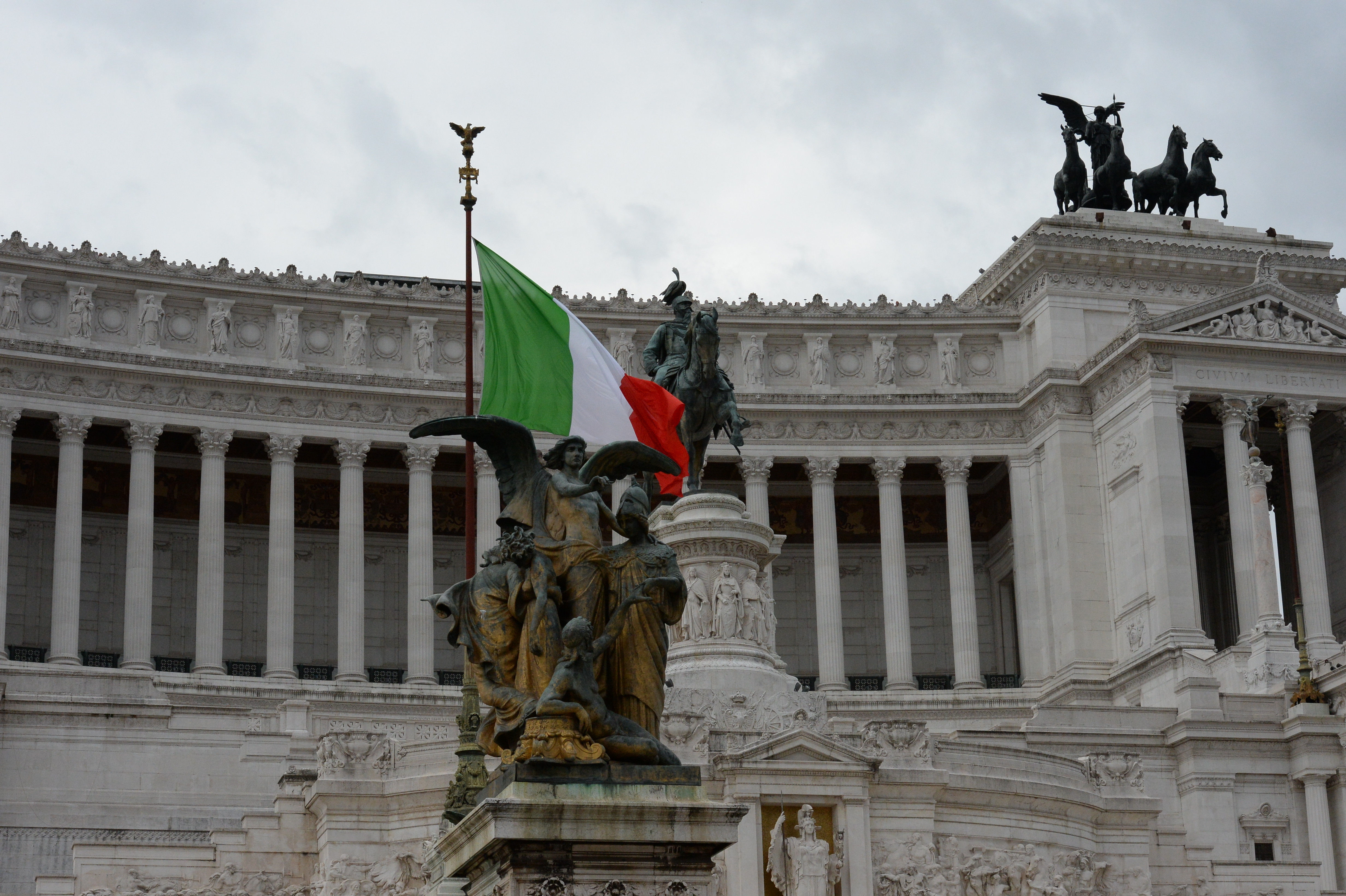 Памятник первому королю объединенной Италии Виктору Эммануилу II на площади Венеции в Риме. Фото: &copy; РИА Новости/Наталья Селиверстова