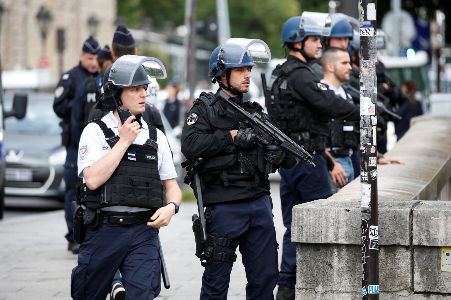 Полицейские в Париже. Фото: &copy; REUTERS/Charles Platiau