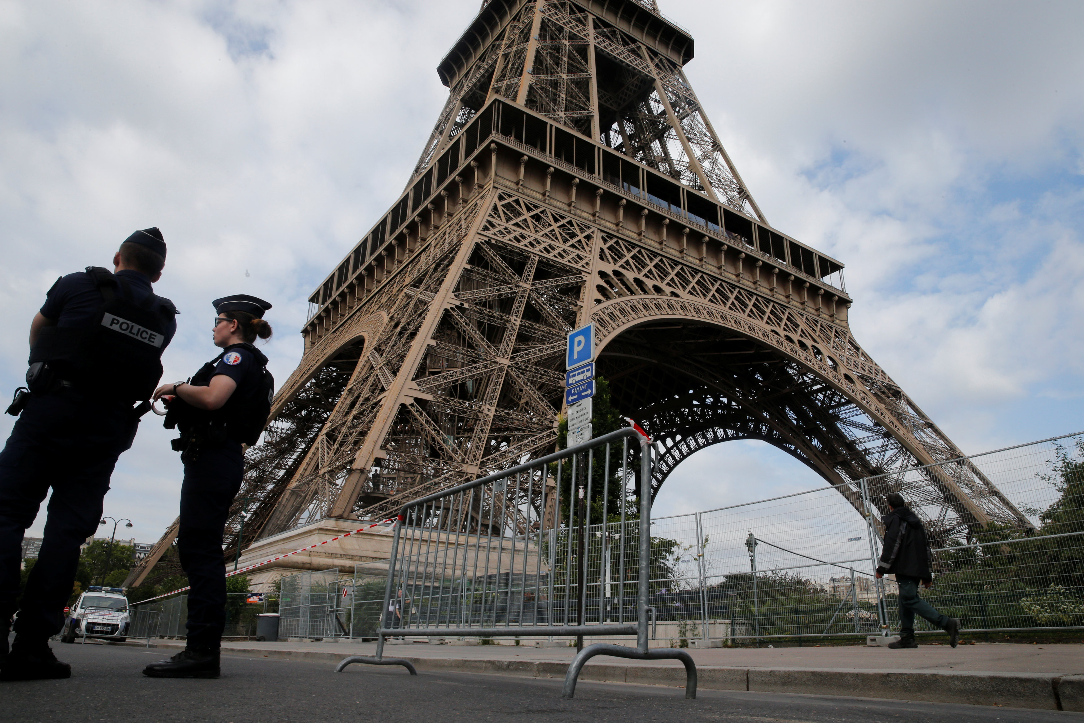 Ли париж. МВД Франции здание. Эйфелева башня сейчас. Эйфелева башня полиция. Эйфелева башня падает.