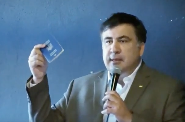 Кадр из видео: В Варшаве вопросы Саакашвили задавали через окно