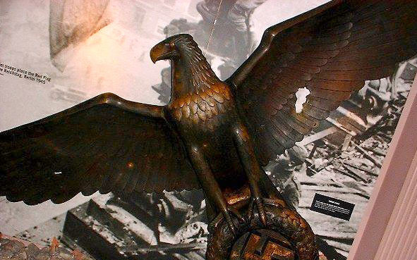 <p>Фото: &copy; <a href="https://commons.wikimedia.org/wiki/File:Bronze_eagle_from_the_german_rechs_chancellery.jpg" target="_blank">Wikipedia</a></p>