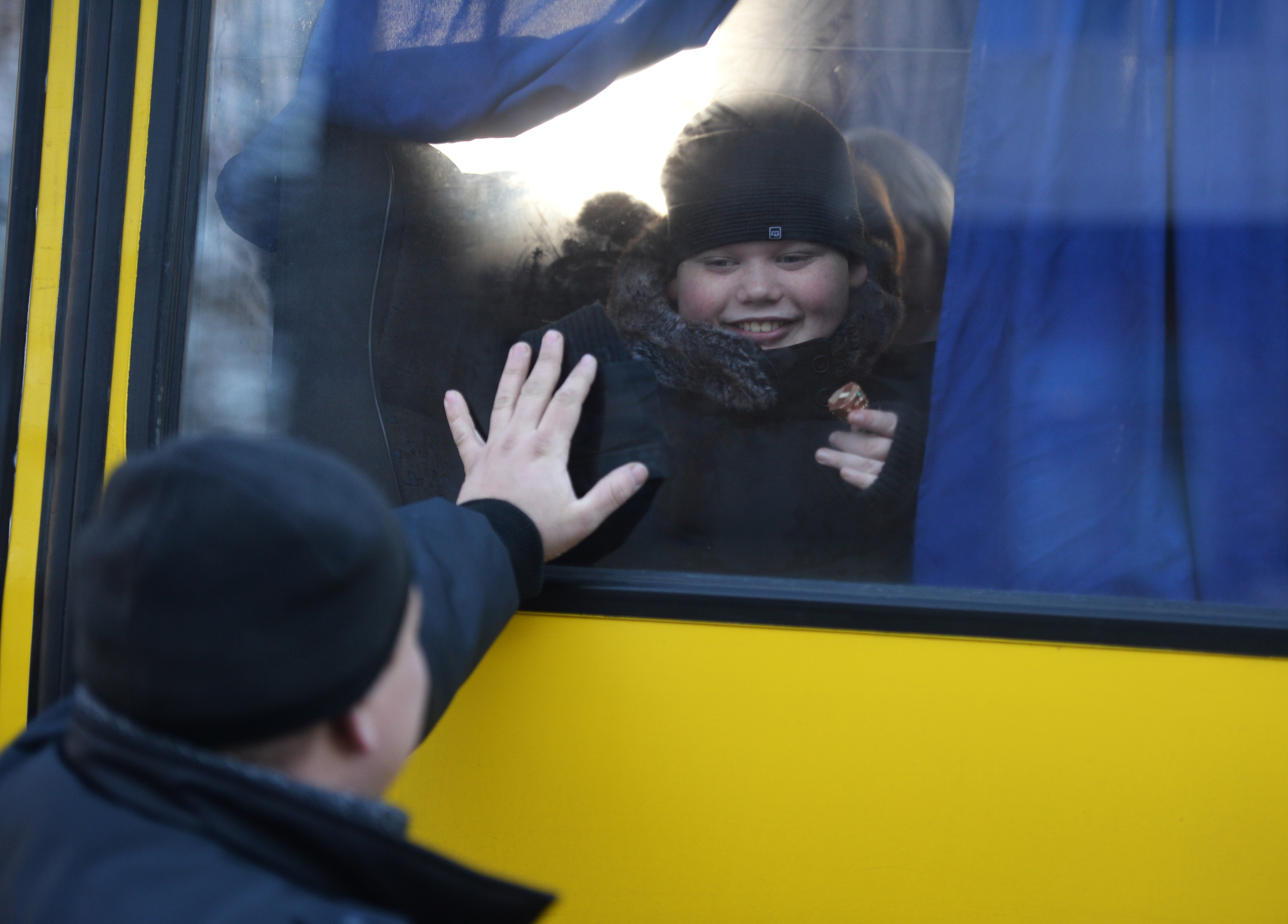 Мальчик в автобусе с беженцами, который отправляется из Донецка в Россию. Фото &copy; РИА Новости/Михаил Воскресенский