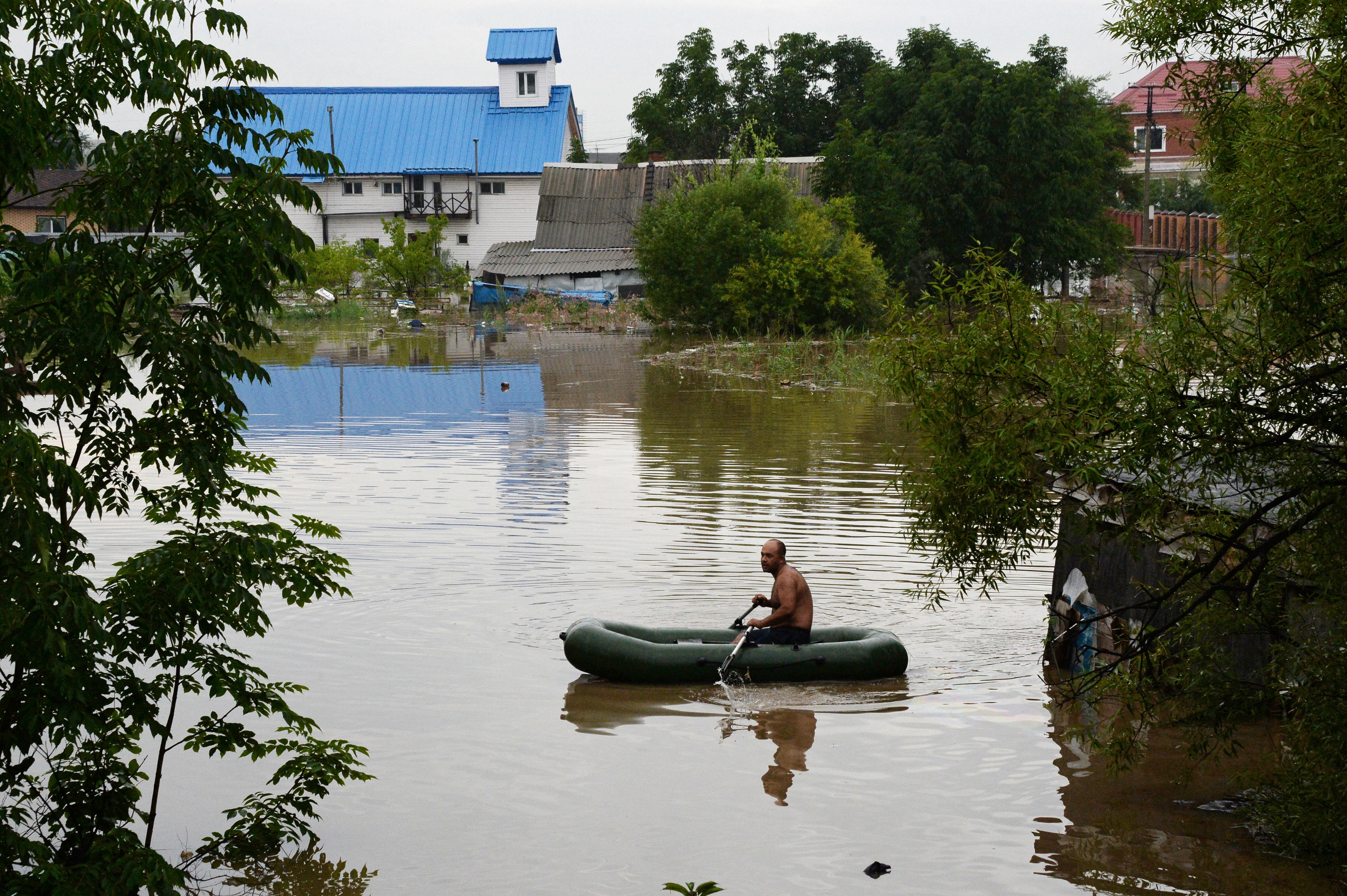 Мужчина на лодке во время наводнения в Уссурийске. Фото: &copy; РИА Новости/Виталий Аньков