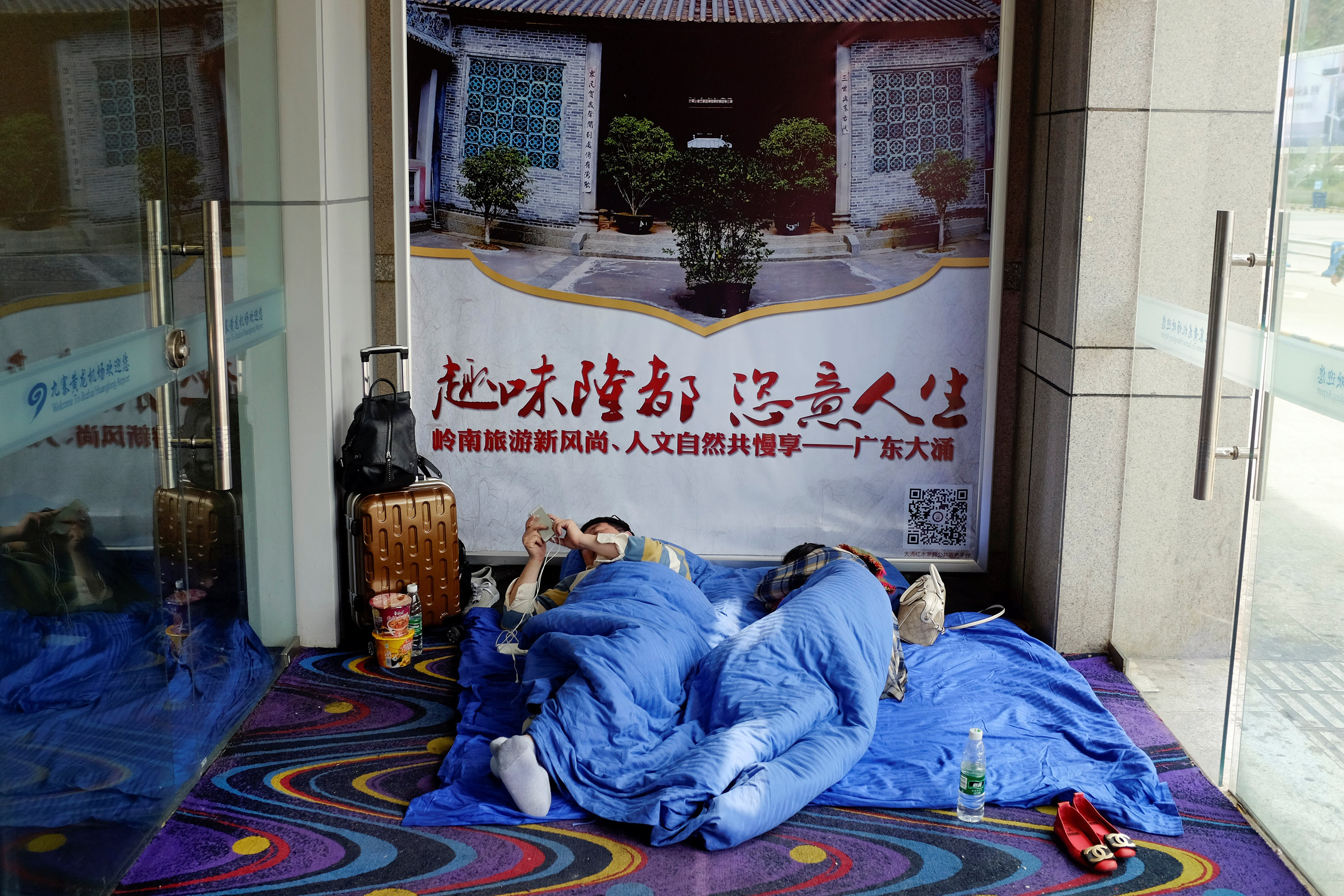 Люди отдыхают после землетрясения в Китае. Фото: &copy; REUTERS/Thomas Peter
